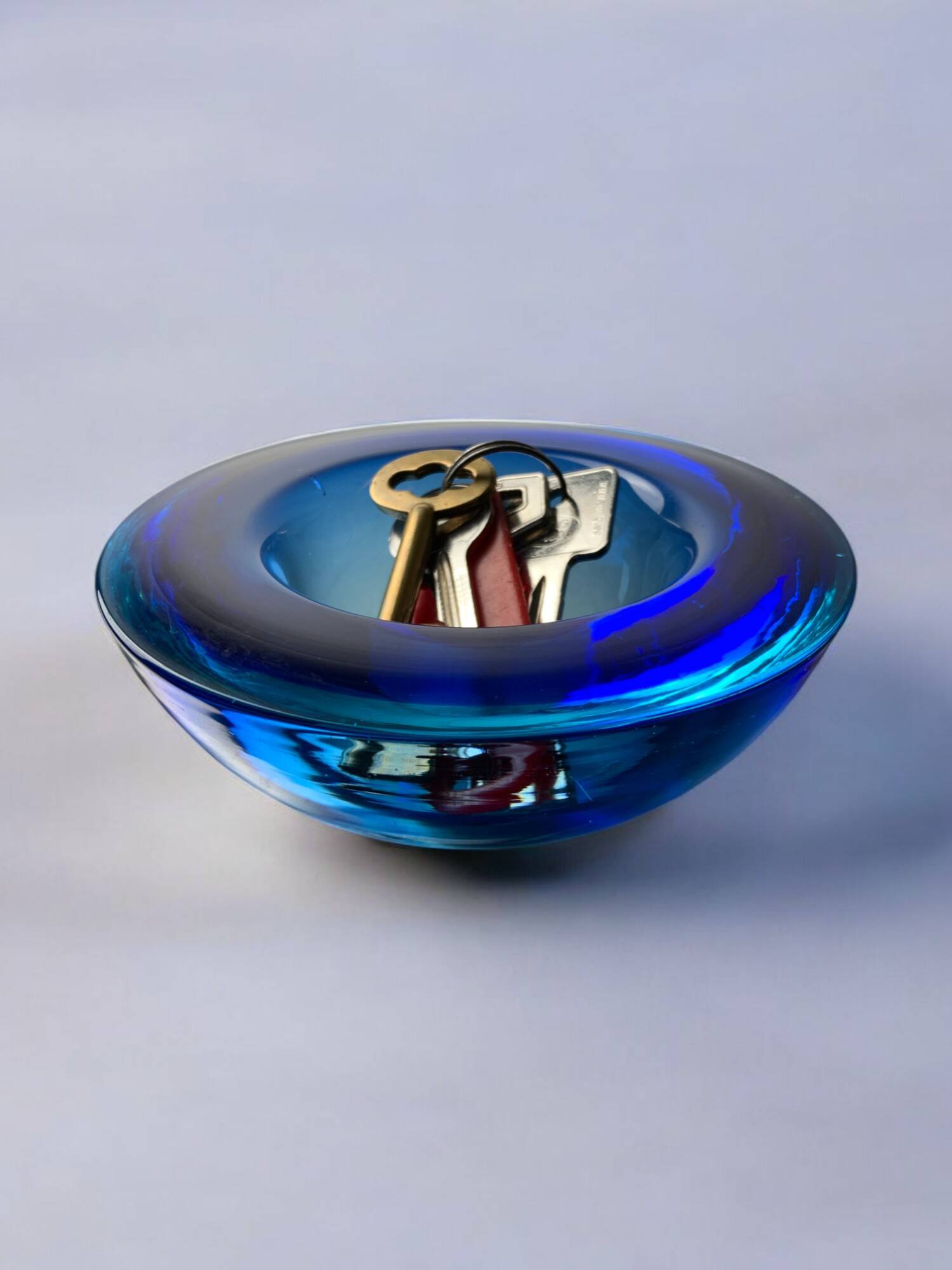Vide-poche circulaire en verre de Murano bleu par Flavio Poli
