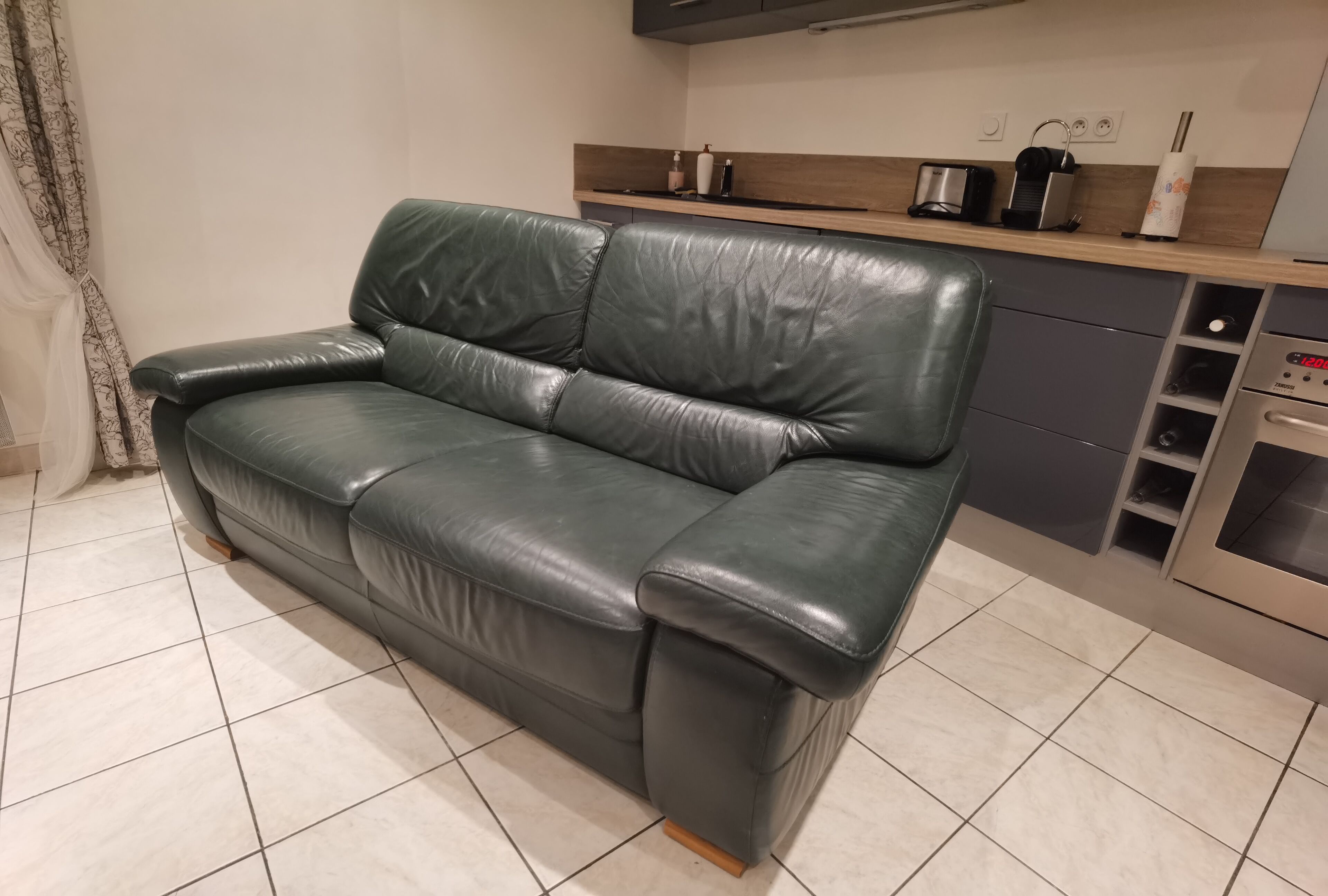 Dark green leather sofa 2-3 seats