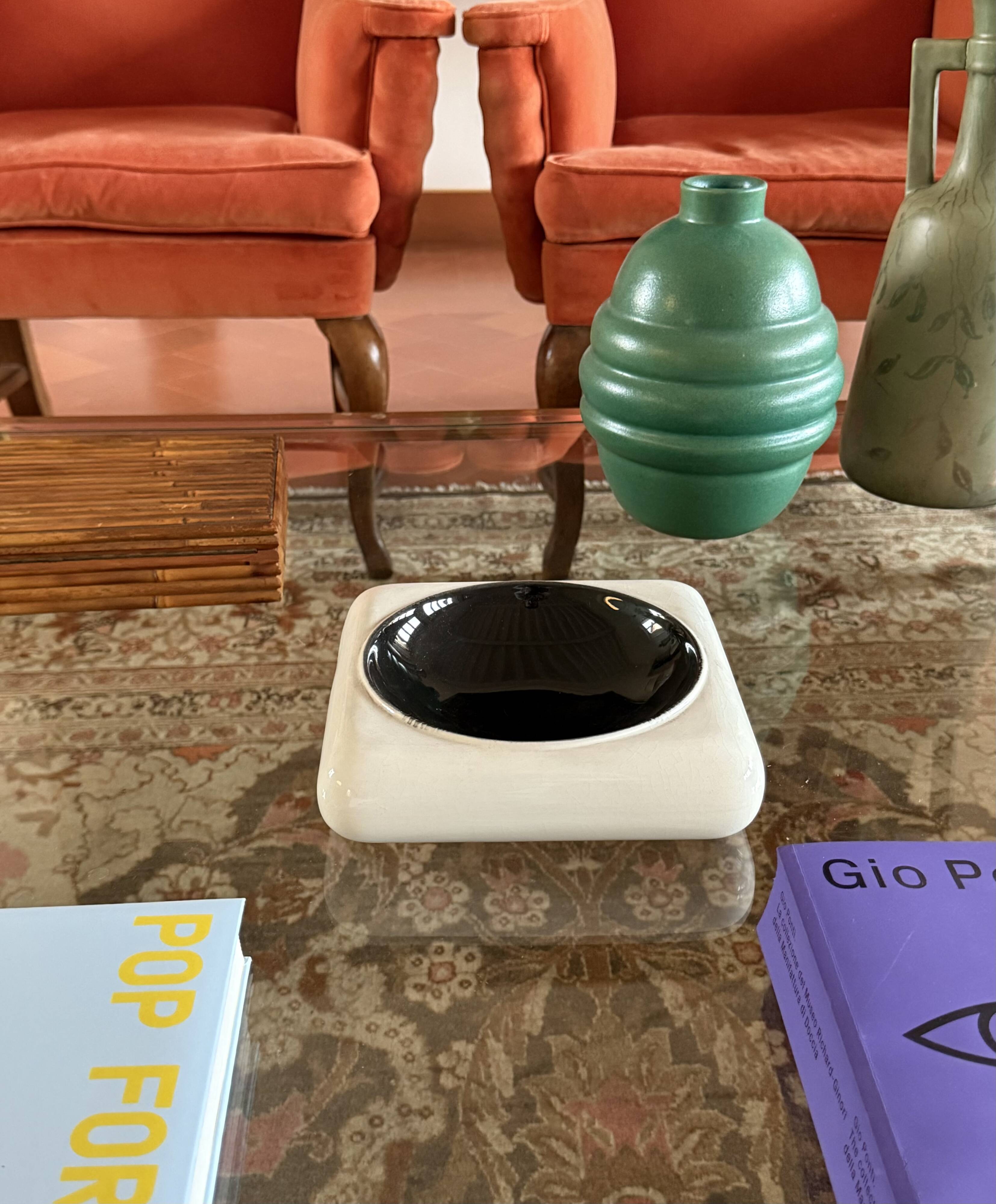 Space age black and white ceramic ashtray / vide poche, Italy 1970s