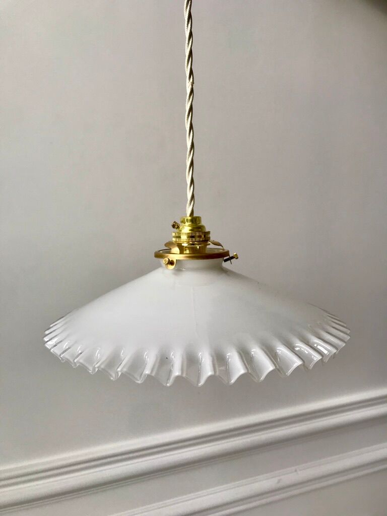 Suspension en opaline dentelée début XXème