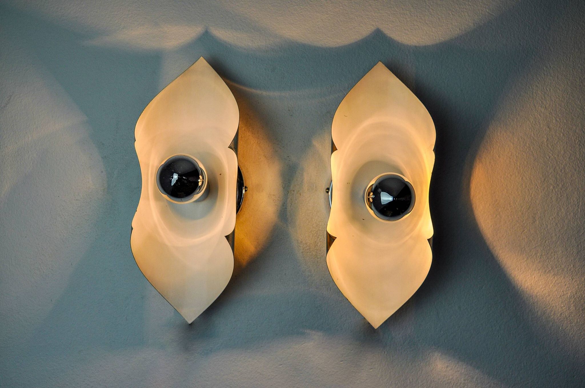 Pair of "folio" wall lights, space age, chromed metal, Italy, 1970