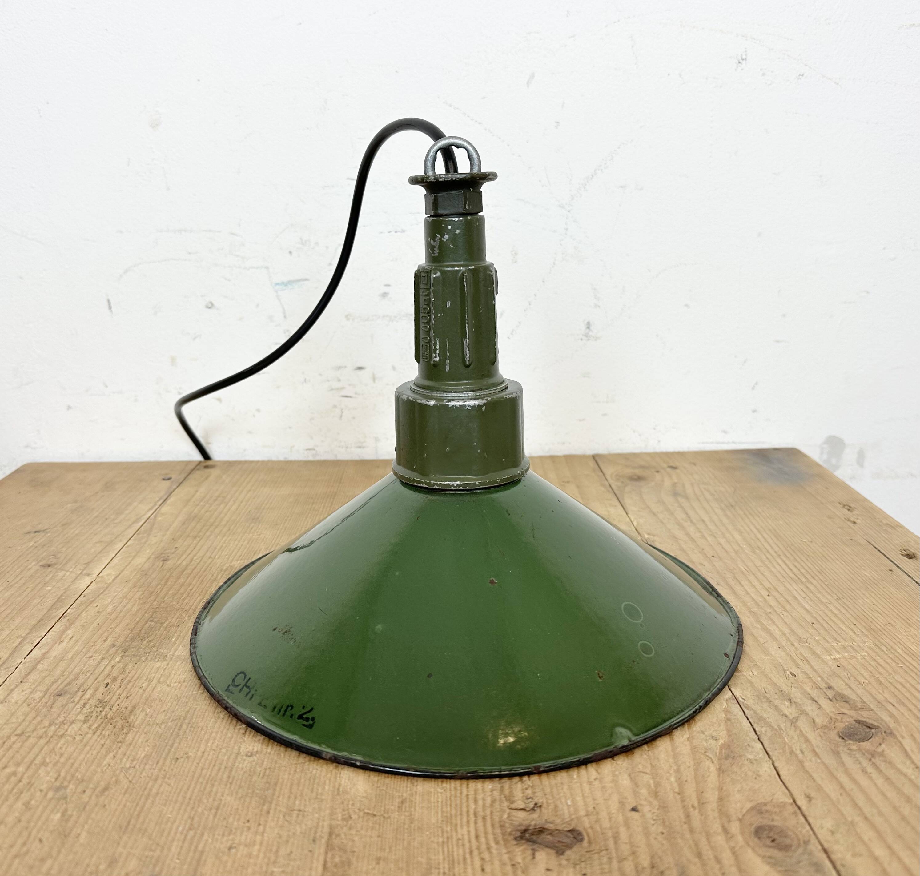 Industrial green enamel military pendant lamp with cast aluminium top, 1960s