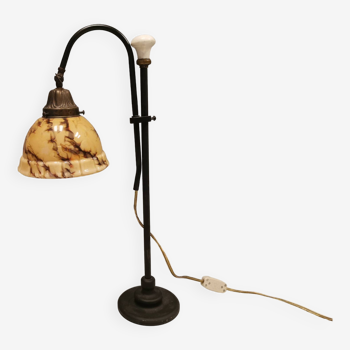 Belle lampe de table Art-Déco en fonte avec un double abat-jour en verre. Années 1960 estimées