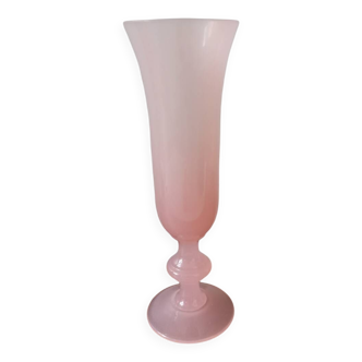 Vase en verre opaline rose moulé vintage