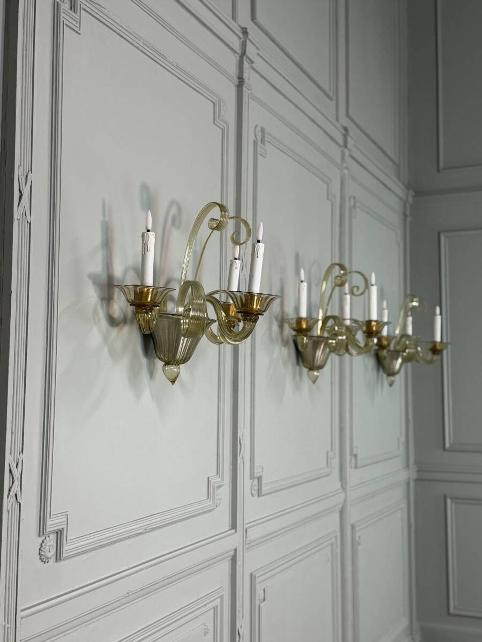 Venetian wall light in gilded Murano glass, circa 1940, set of five available.