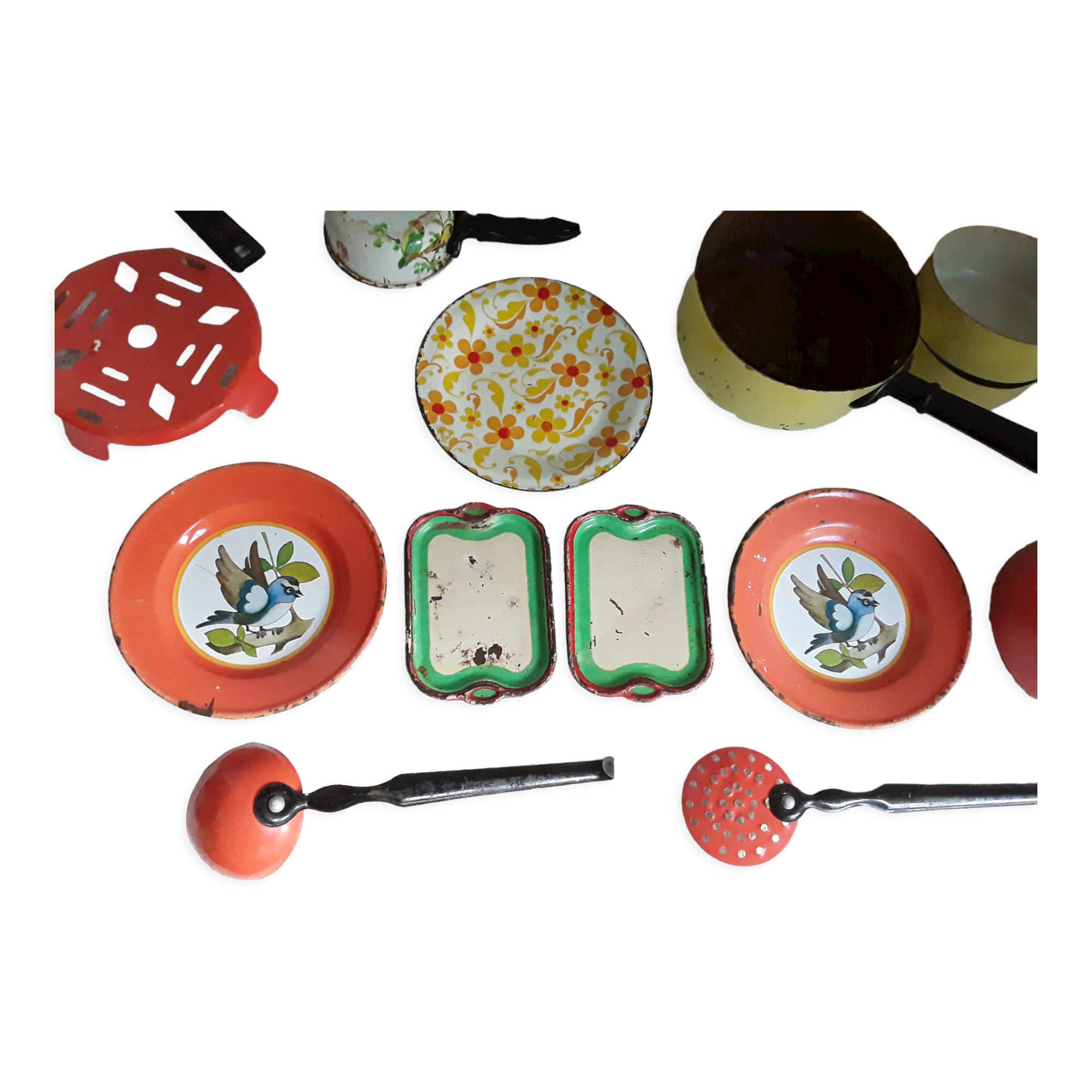 Vintage dinette in enamelled sheet metal of 27 pieces
