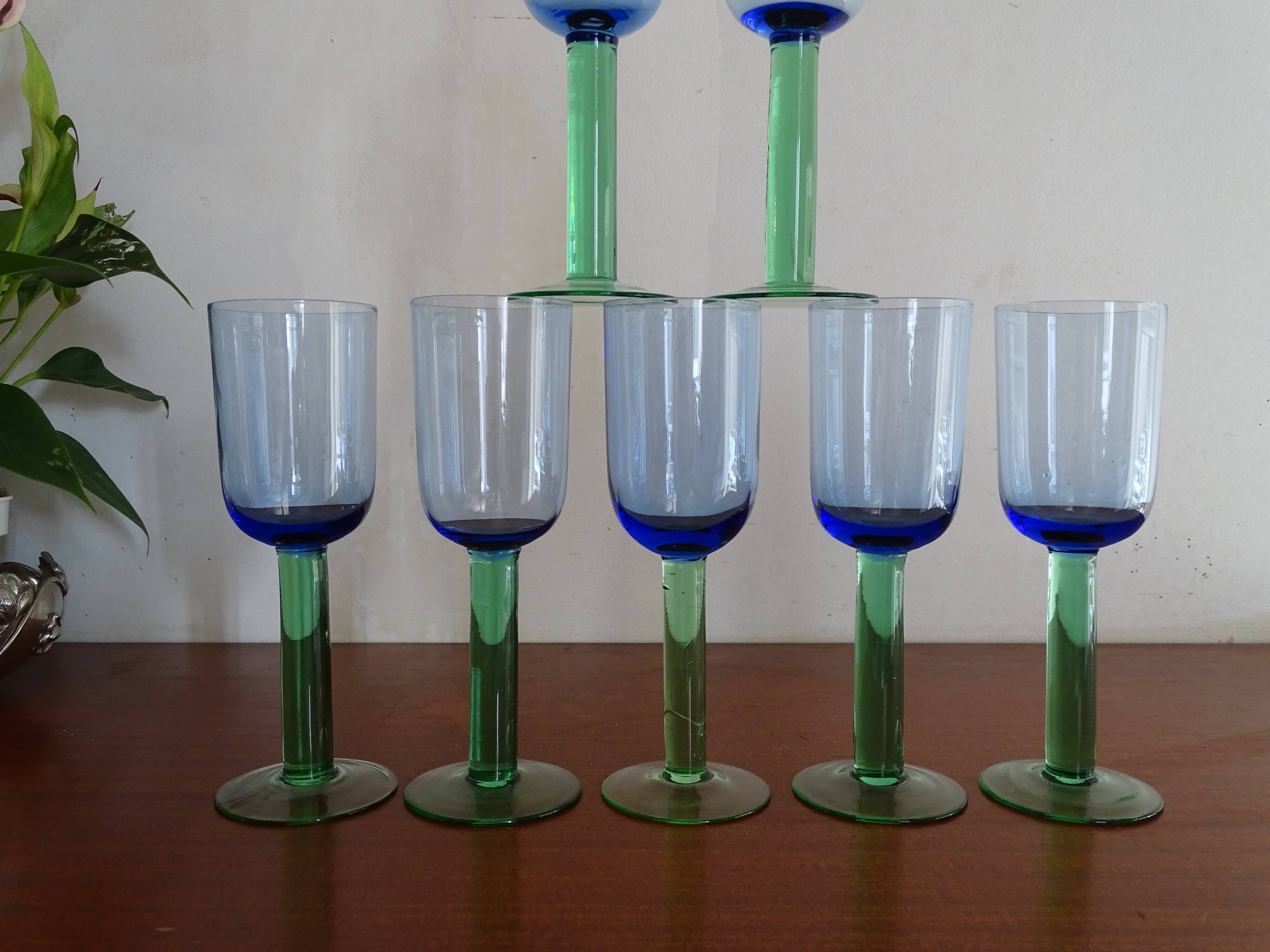 8 glasses with Murano feet vintage blown glass