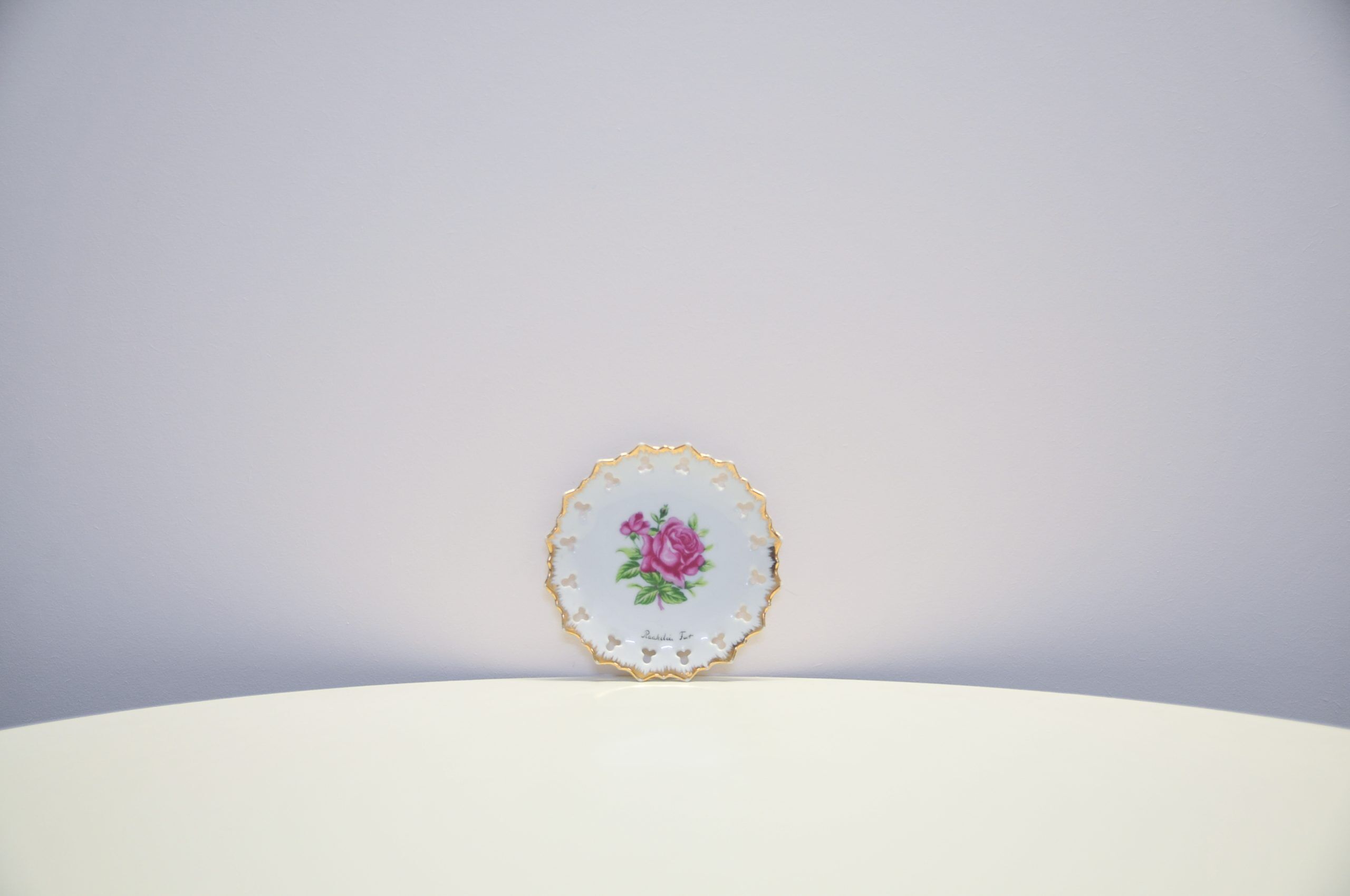 Assiette murale rose rose avec bordure dorée du Danemark