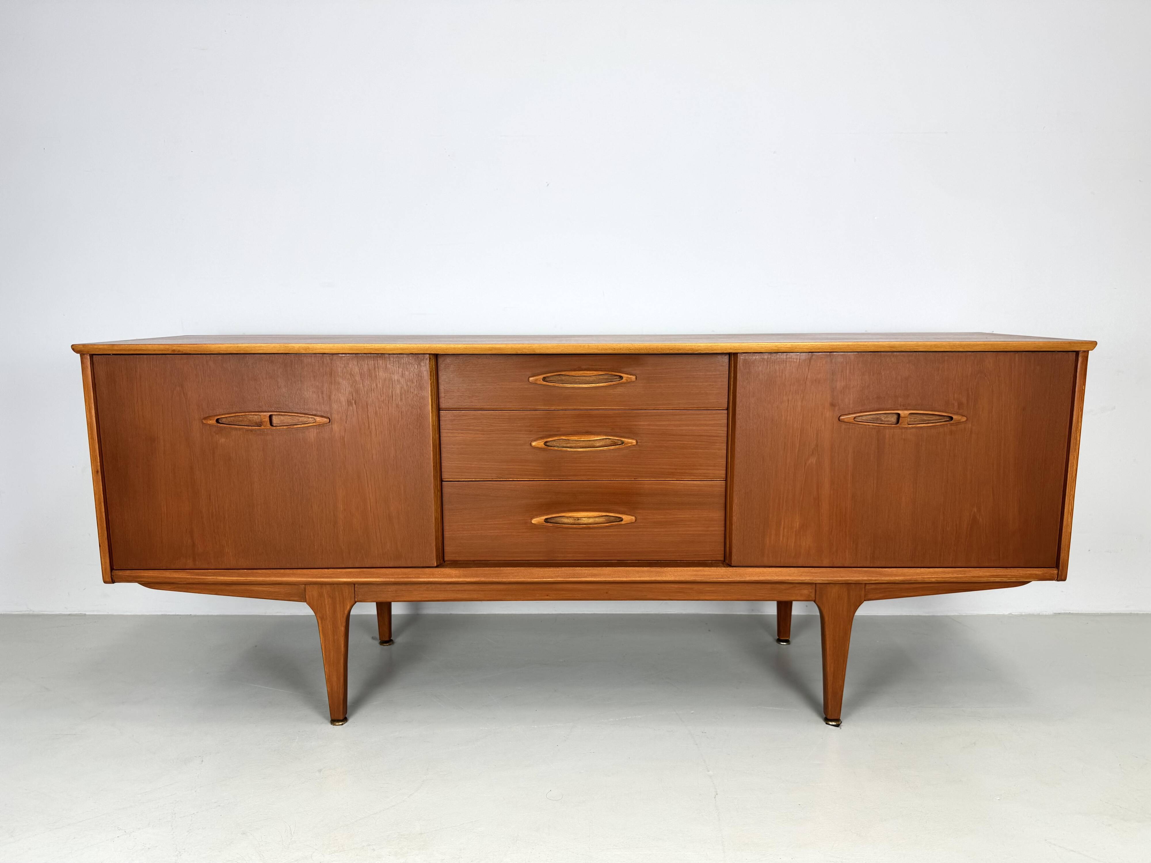 Buffet vintage par Jentique des années 1960.