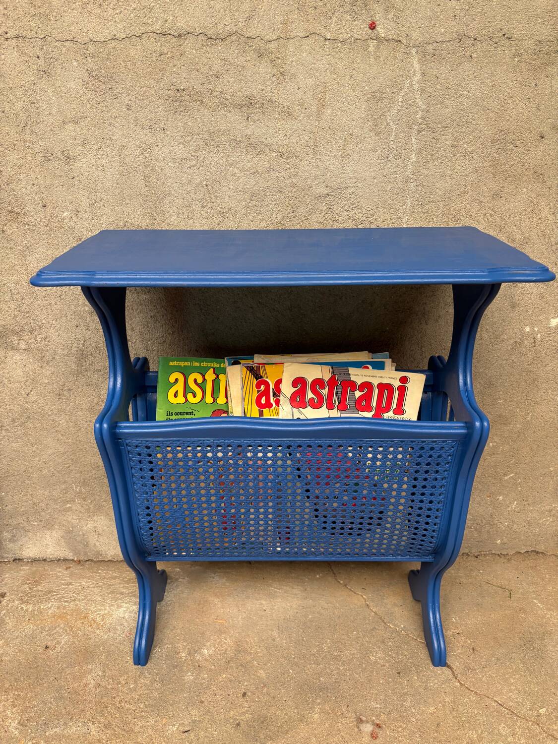 Table d'appoint, porte-revue bleu