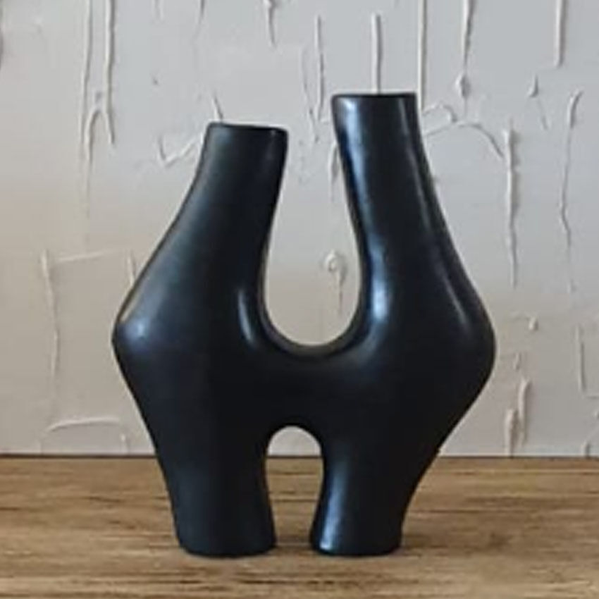 Organic shape vase in black tadelakt