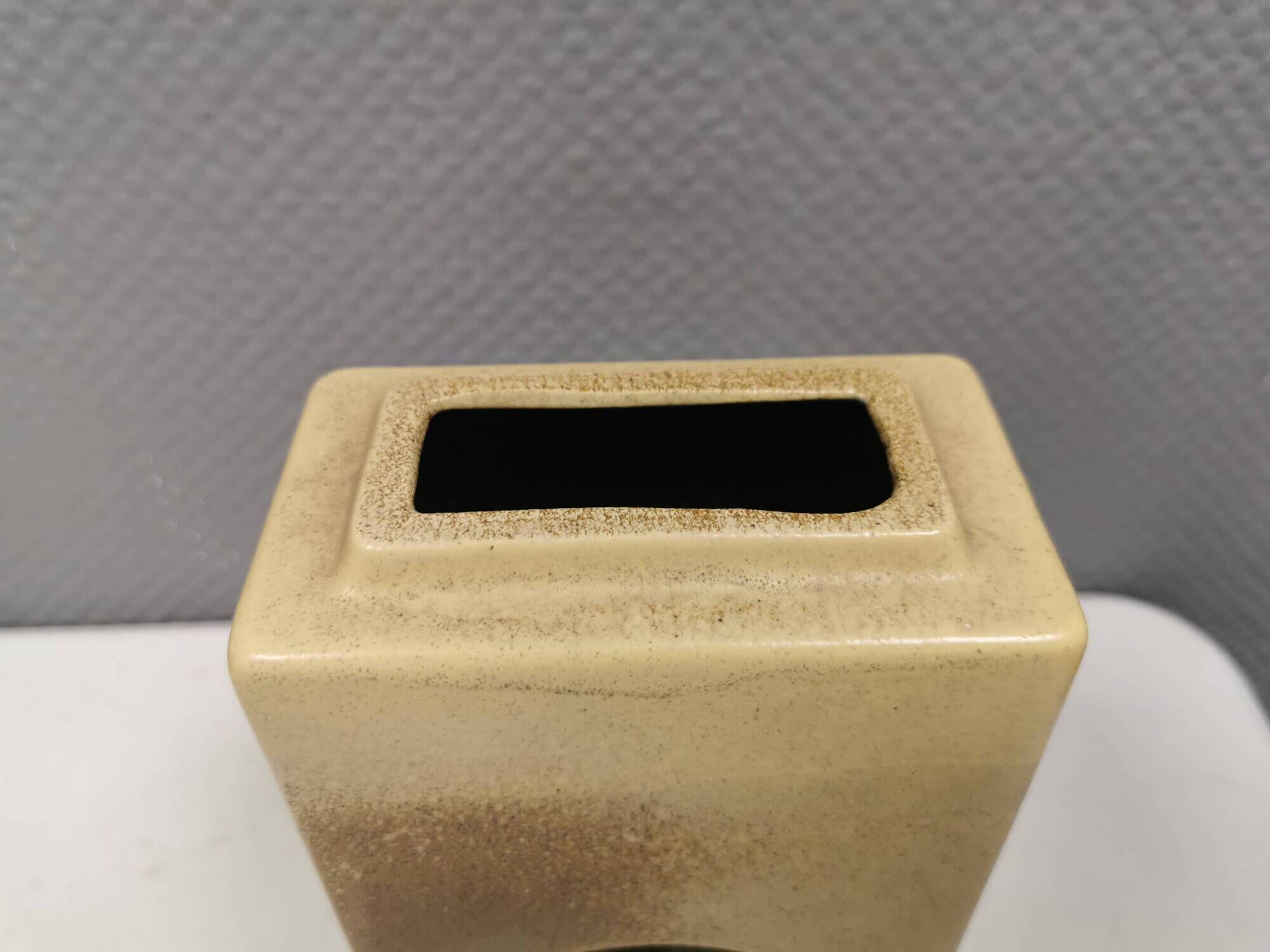 Magnifique vase sculpté perforé. RDA/Allemagne de l'Est, années 1960.