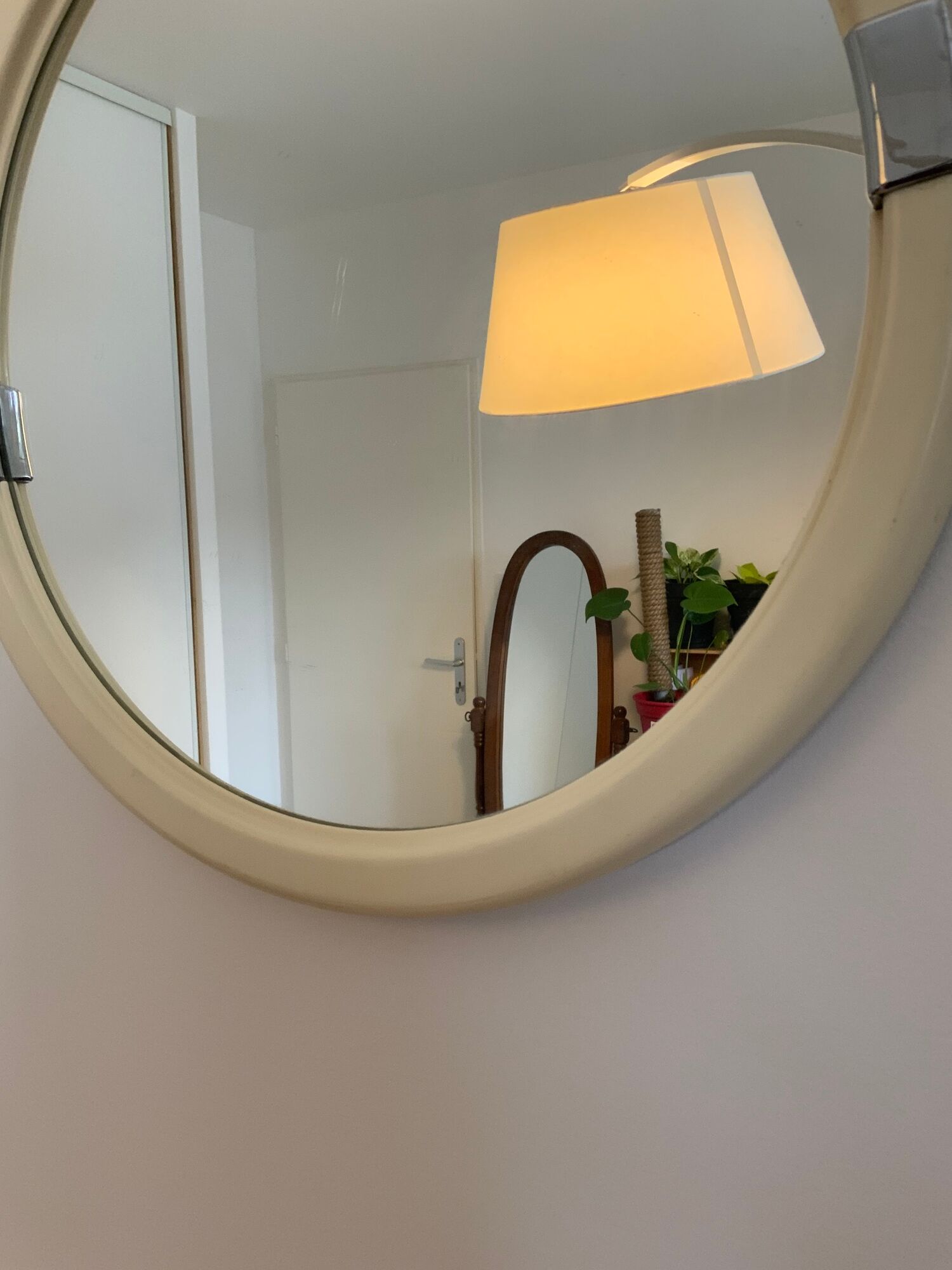 Vintage mirror round edge in white plastic and chrome diameter 46 cm