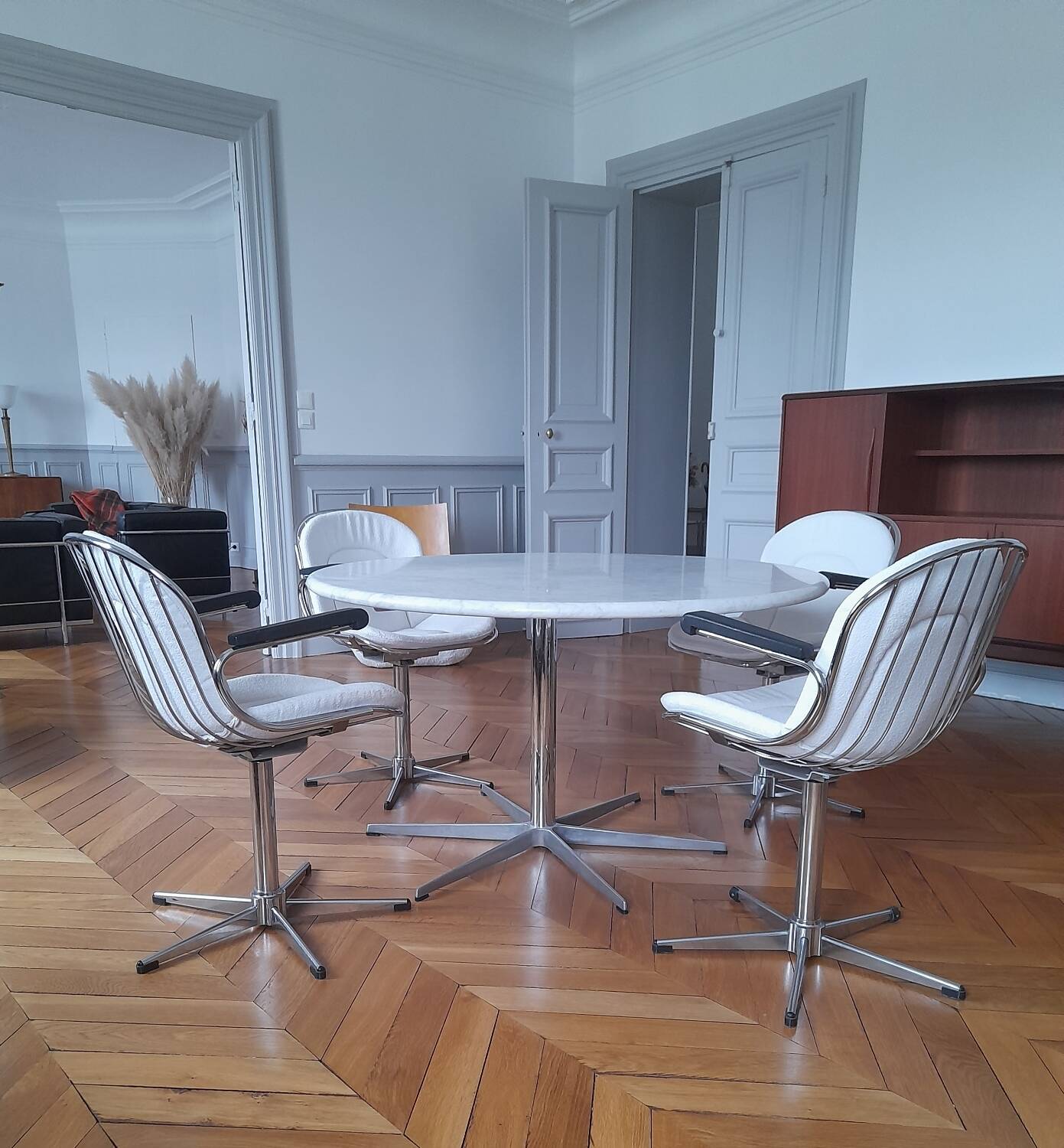 Arne Jacobsen A 825 dining table and 4 vintage chairs