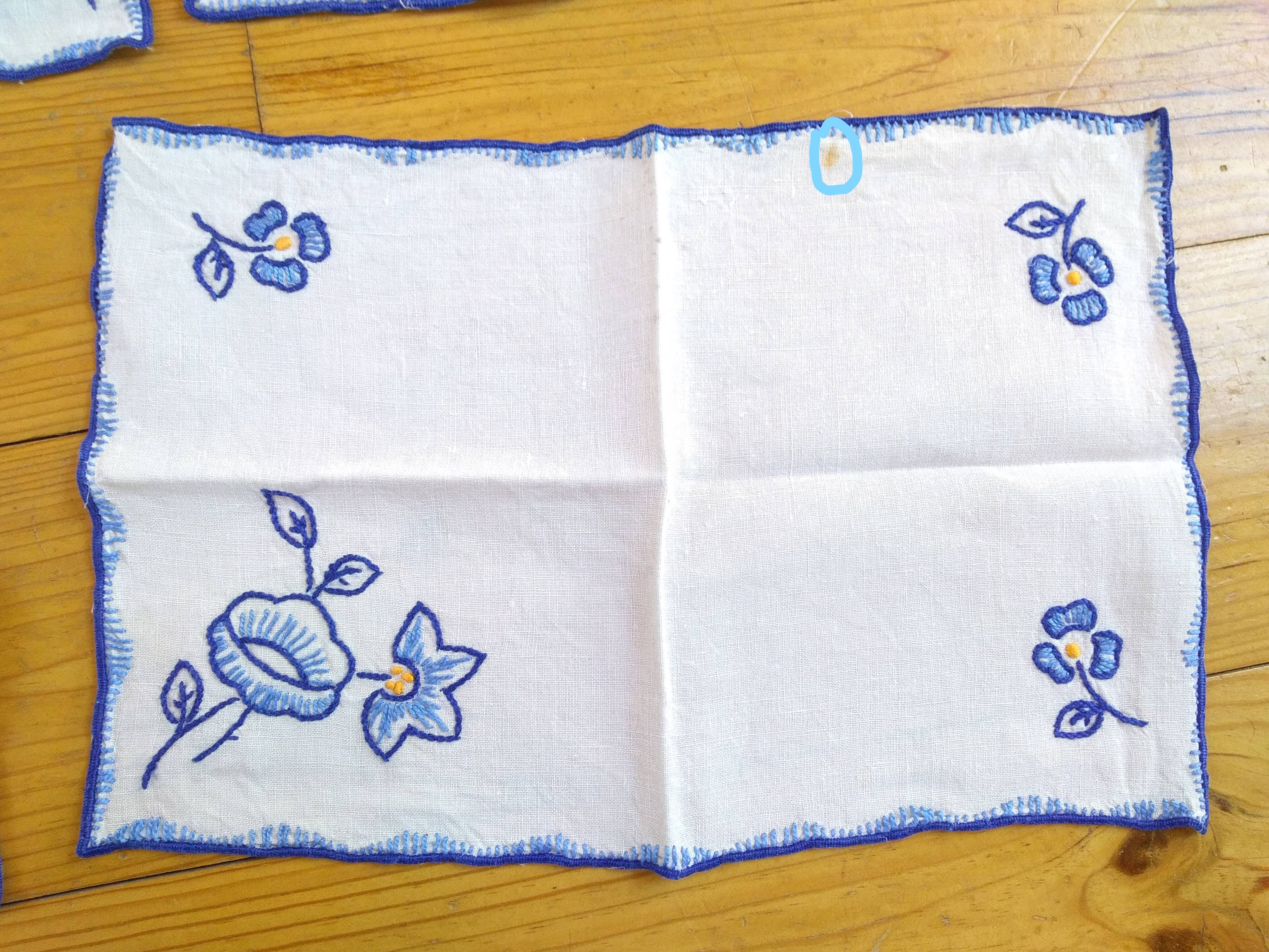 Tea tablecloth and its 6 hand-embroidered towels