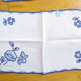 Nappe à thé et ses 6 serviettes brodées mains