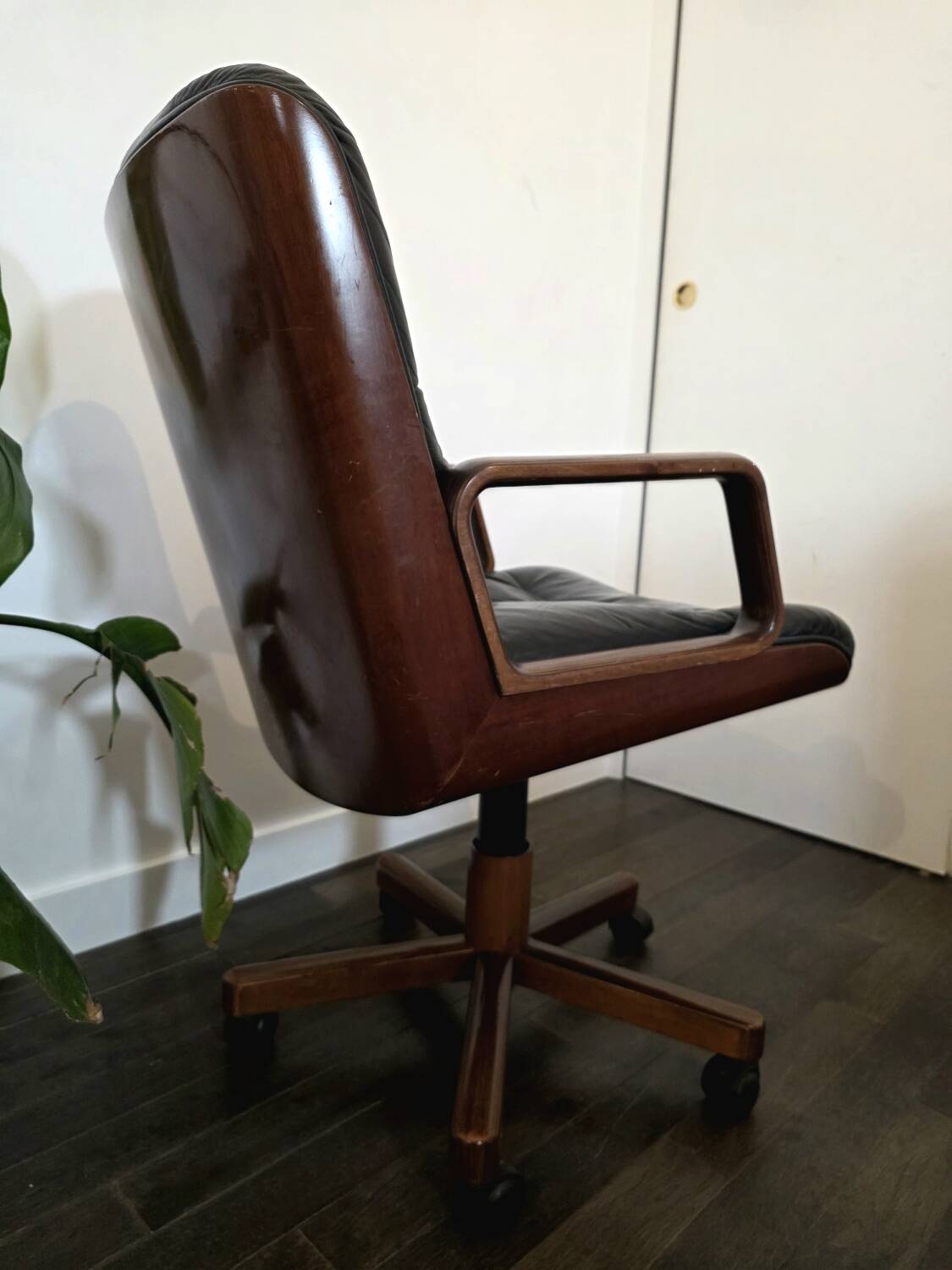 Kiruna executive chair by Luigi Vaghi (1975) – Black leather and tec