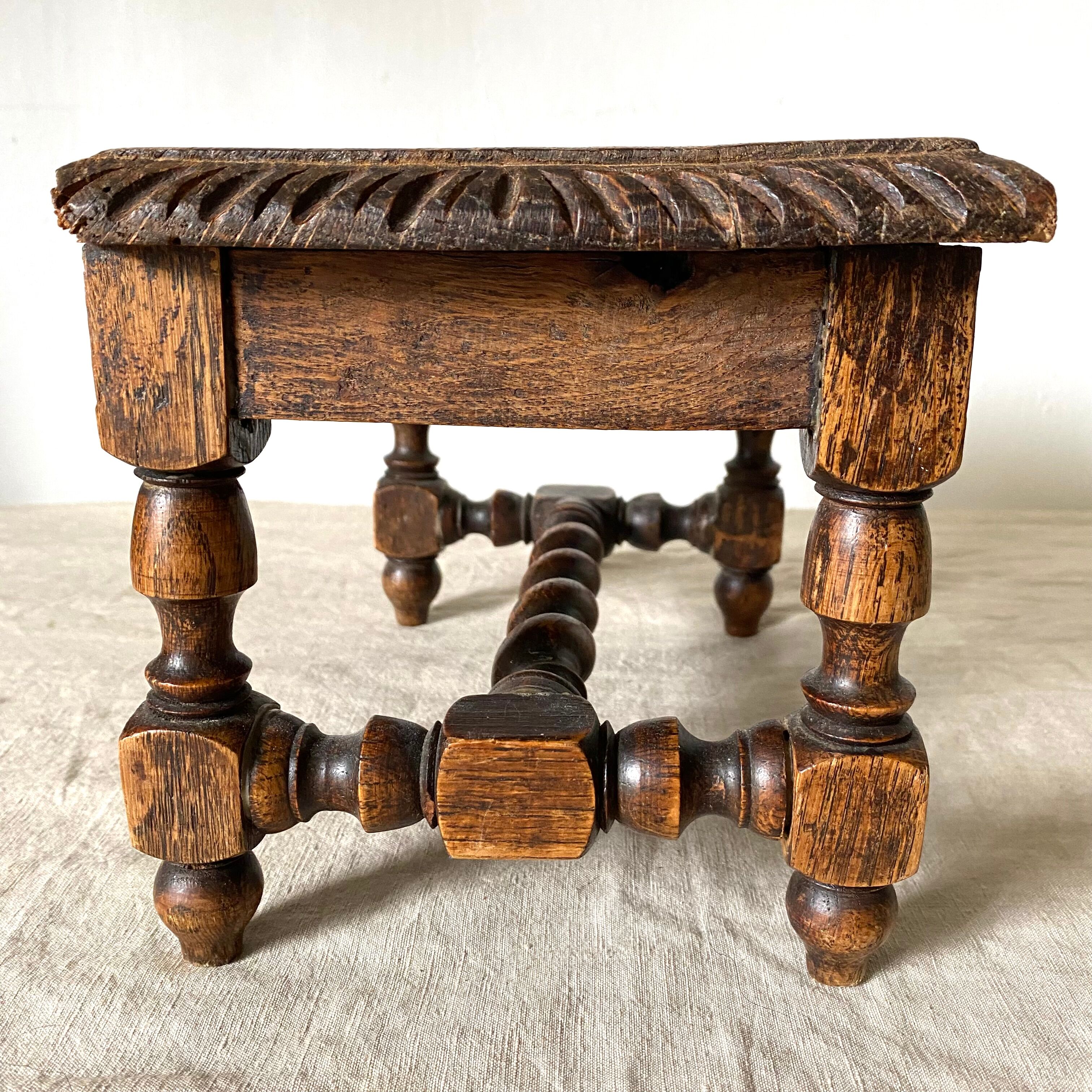 Tabouret bas en bois sculpté style Breton