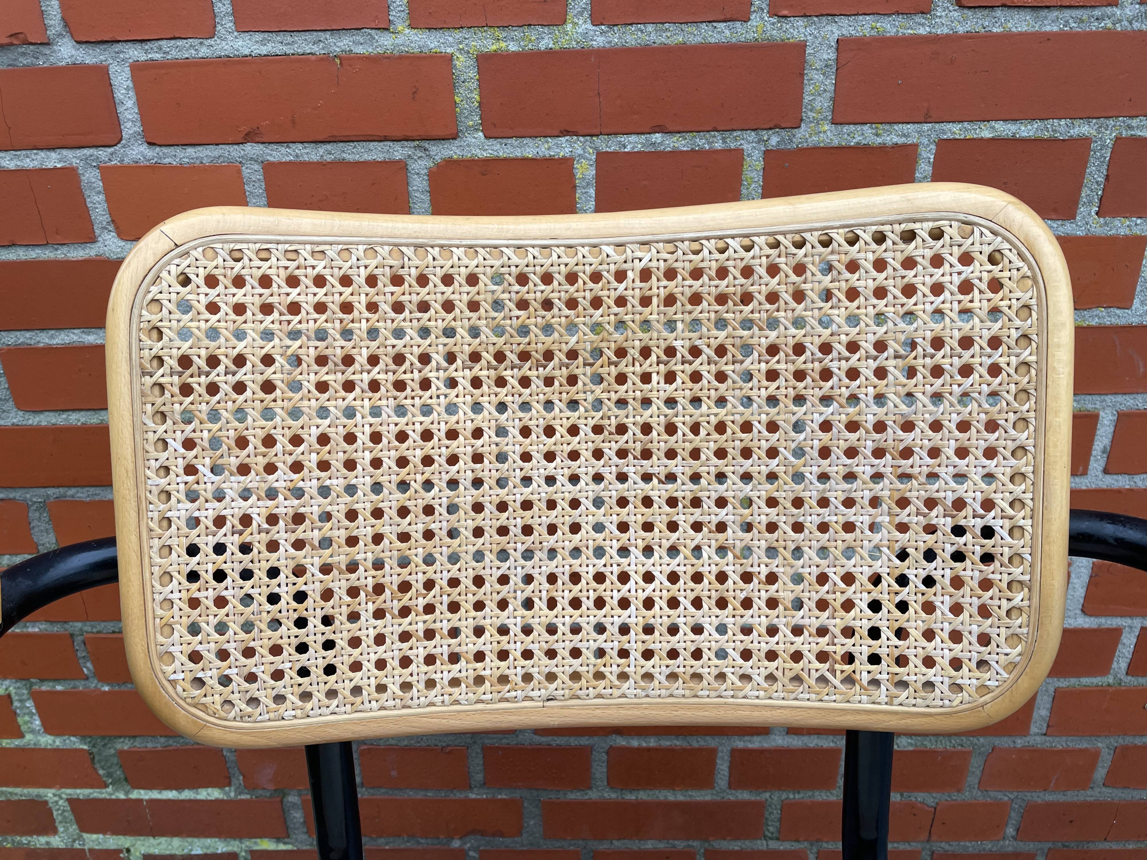 Chaise modèle Cesca conçue par Marcel Breuer avec accoudoirs à structure noire