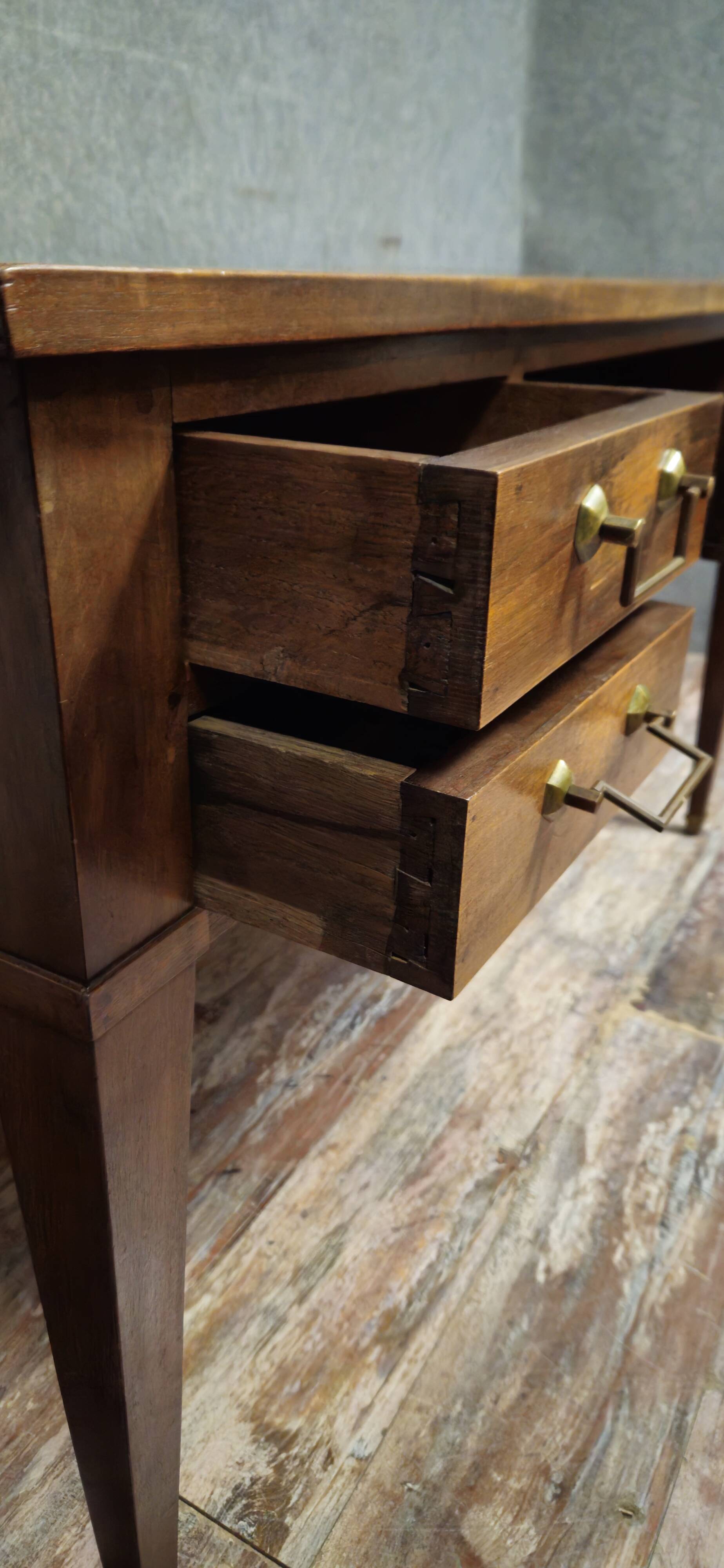 Flat desk from the Directoire period in walnut, 19th century work.