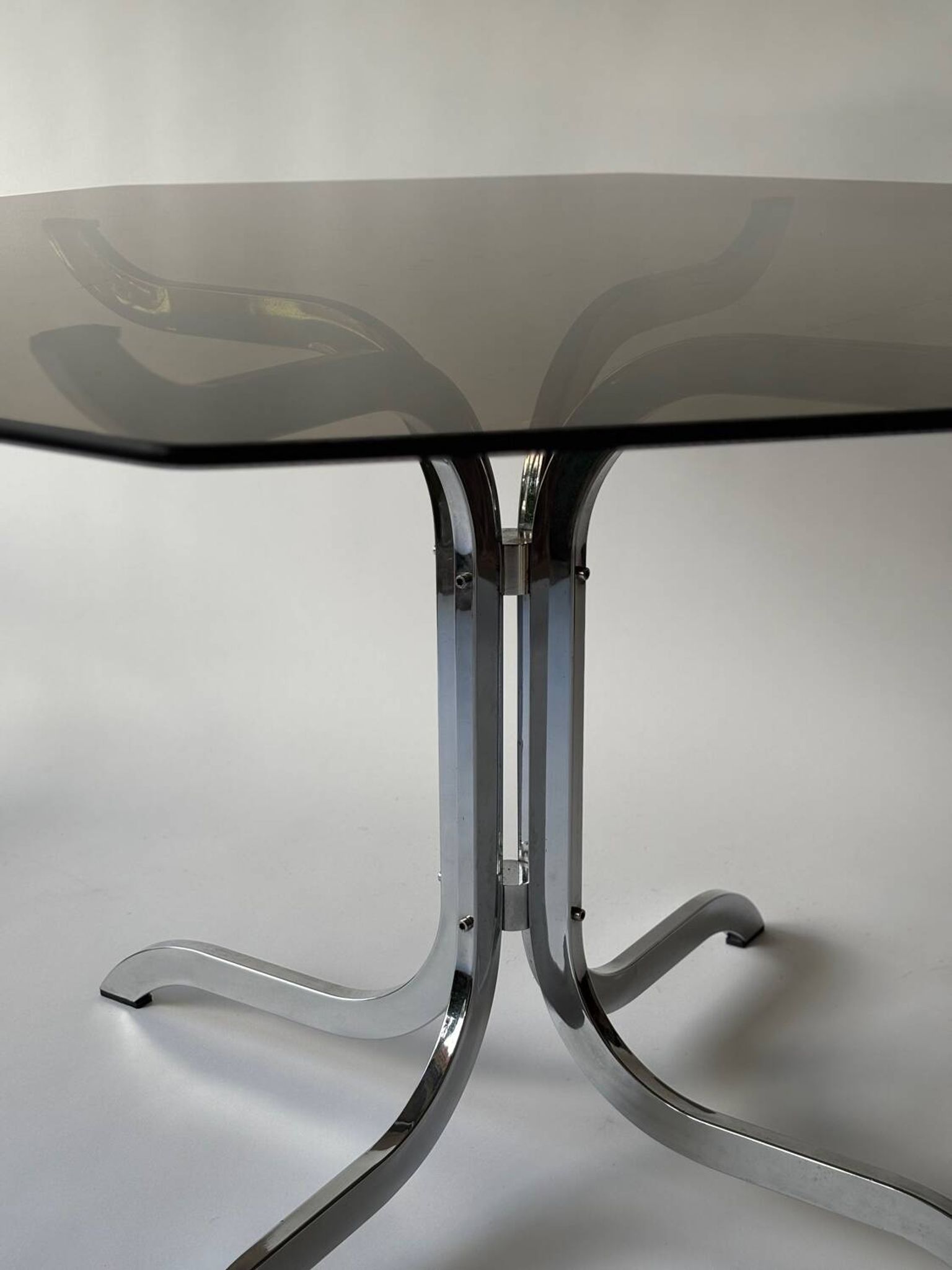 Table à manger en verre fumé et métal chromé 1970