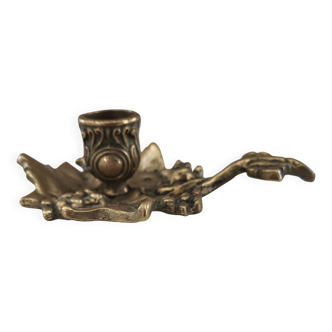 Hand-held candle holder called "cellar rat" in brass with vine leaf decoration
