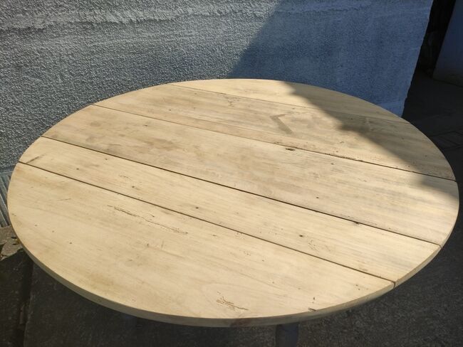 Roundtable with folding sides