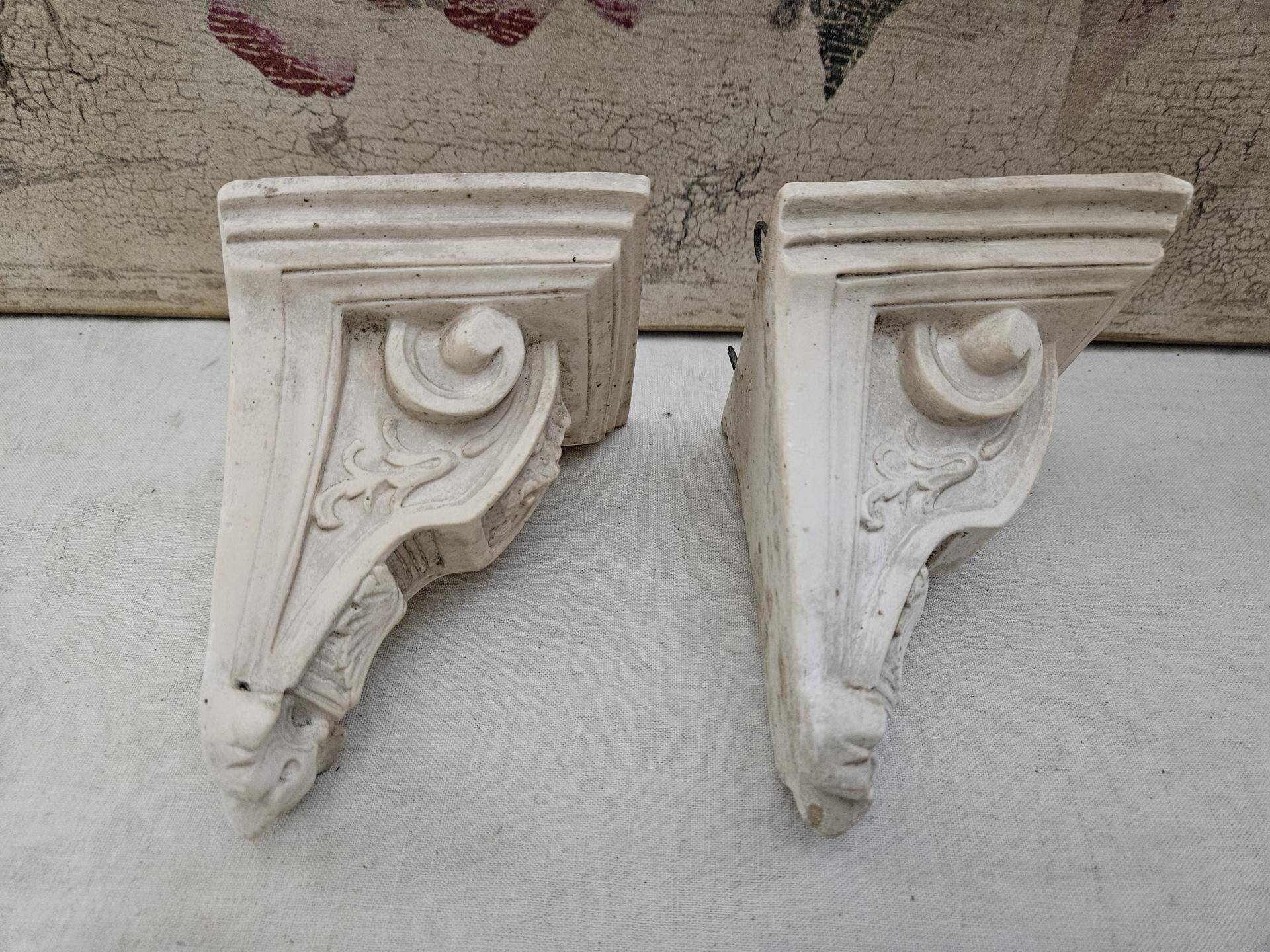 Pair of plaster wall brackets - Shelves