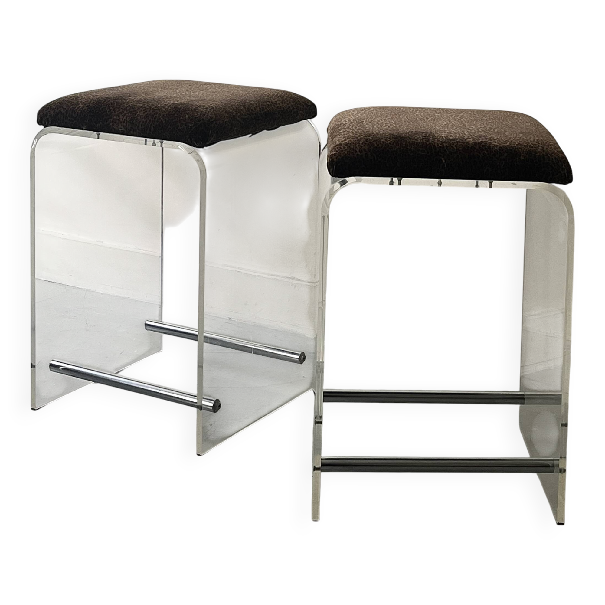 2 tabourets de bar en plexiglas, chrome et velours léopard, 1970