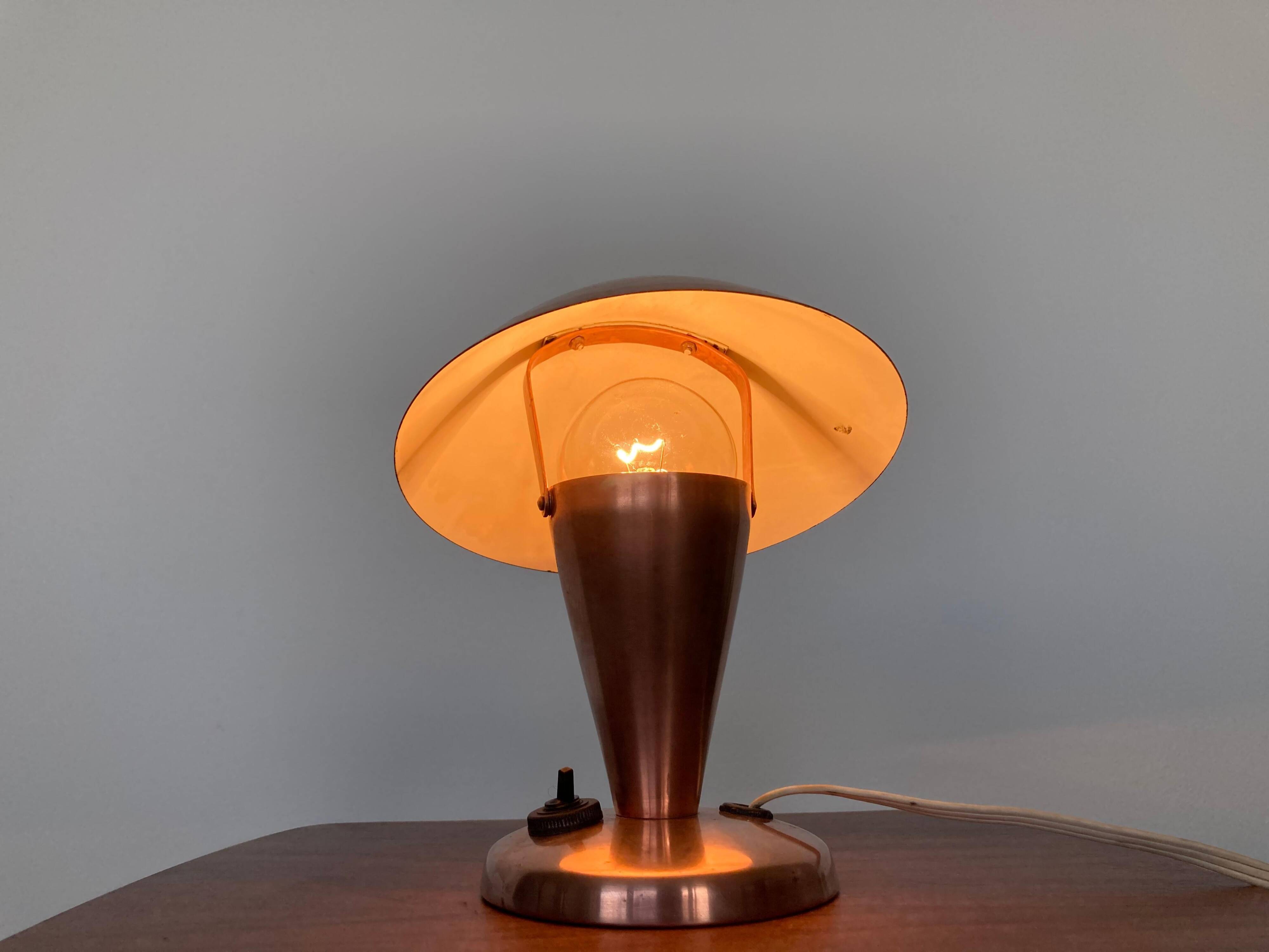 Petite lampe de table en laiton de style Bauhaus, Tchécoslovaquie, années 1940.