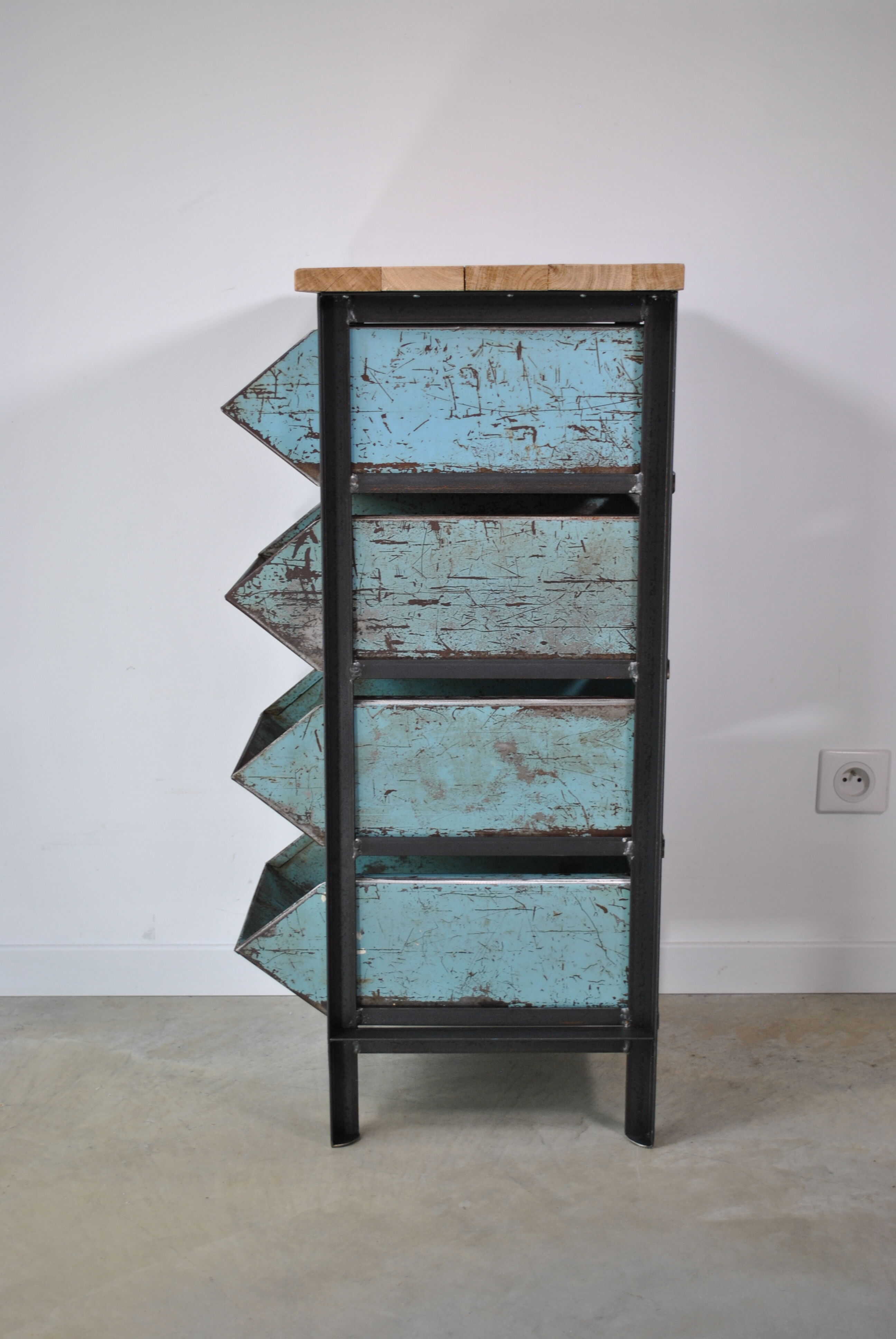 Industrial drawer cabinet