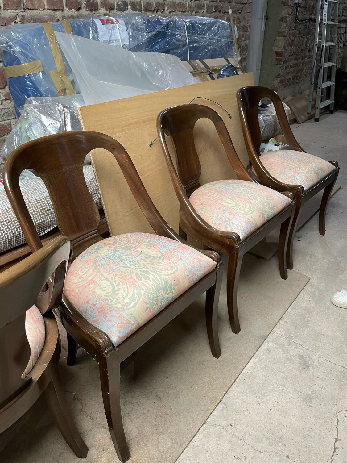 4 gondola chairs