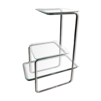 Table fleurie avec étagères en verre transparent