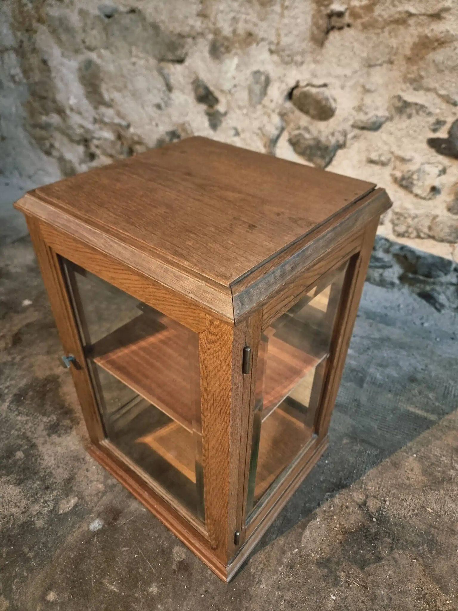 Small antique display cabinet in French oak | 1920s display cabinet with mirrored back