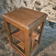 Small antique display cabinet in French oak | 1920s display cabinet with mirrored back