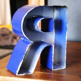 Lettre d'enseigne vintage bleue R