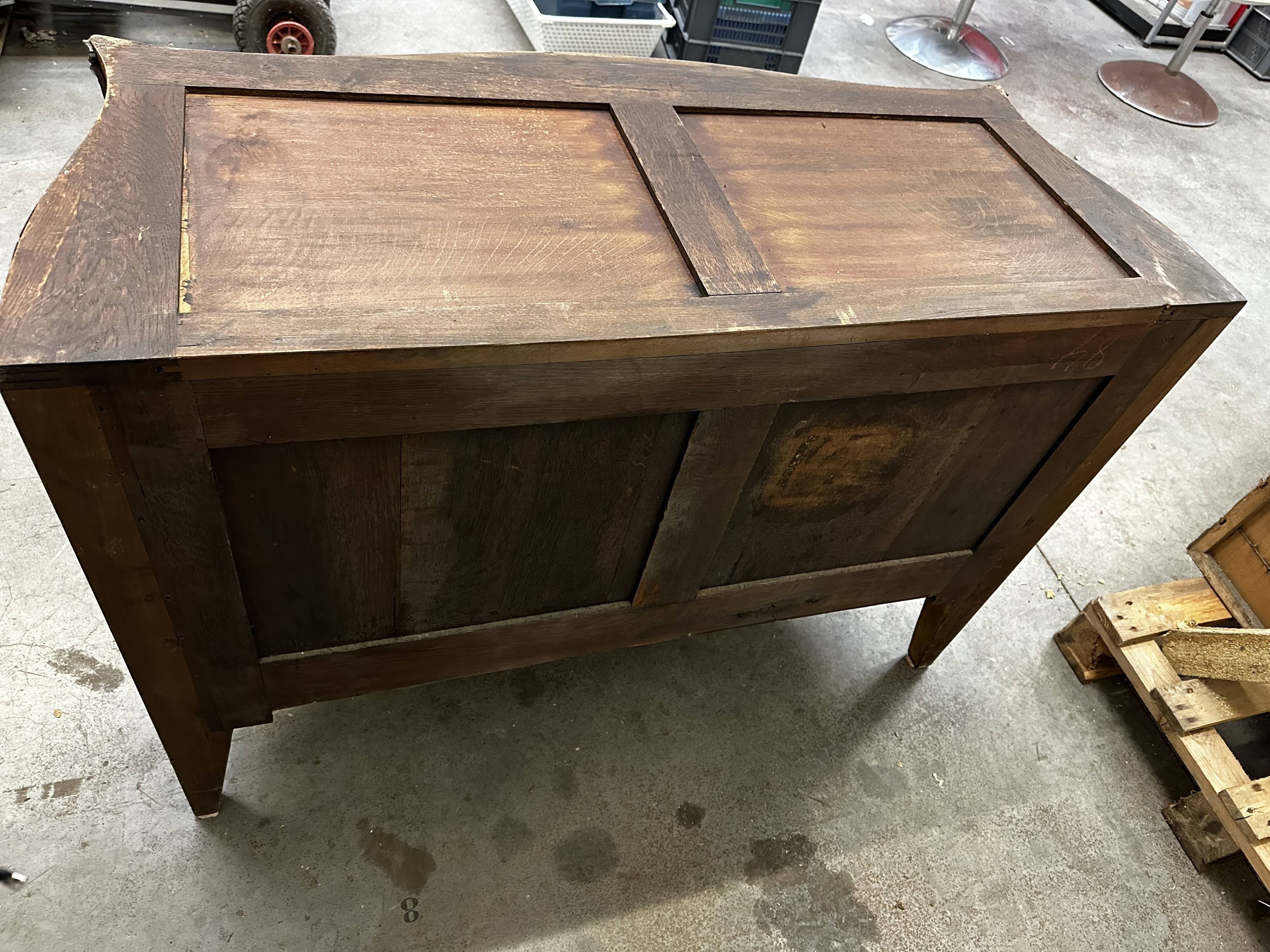 Curved and inlaid chest of drawers, Louis XV style, late 19th-early 20th century