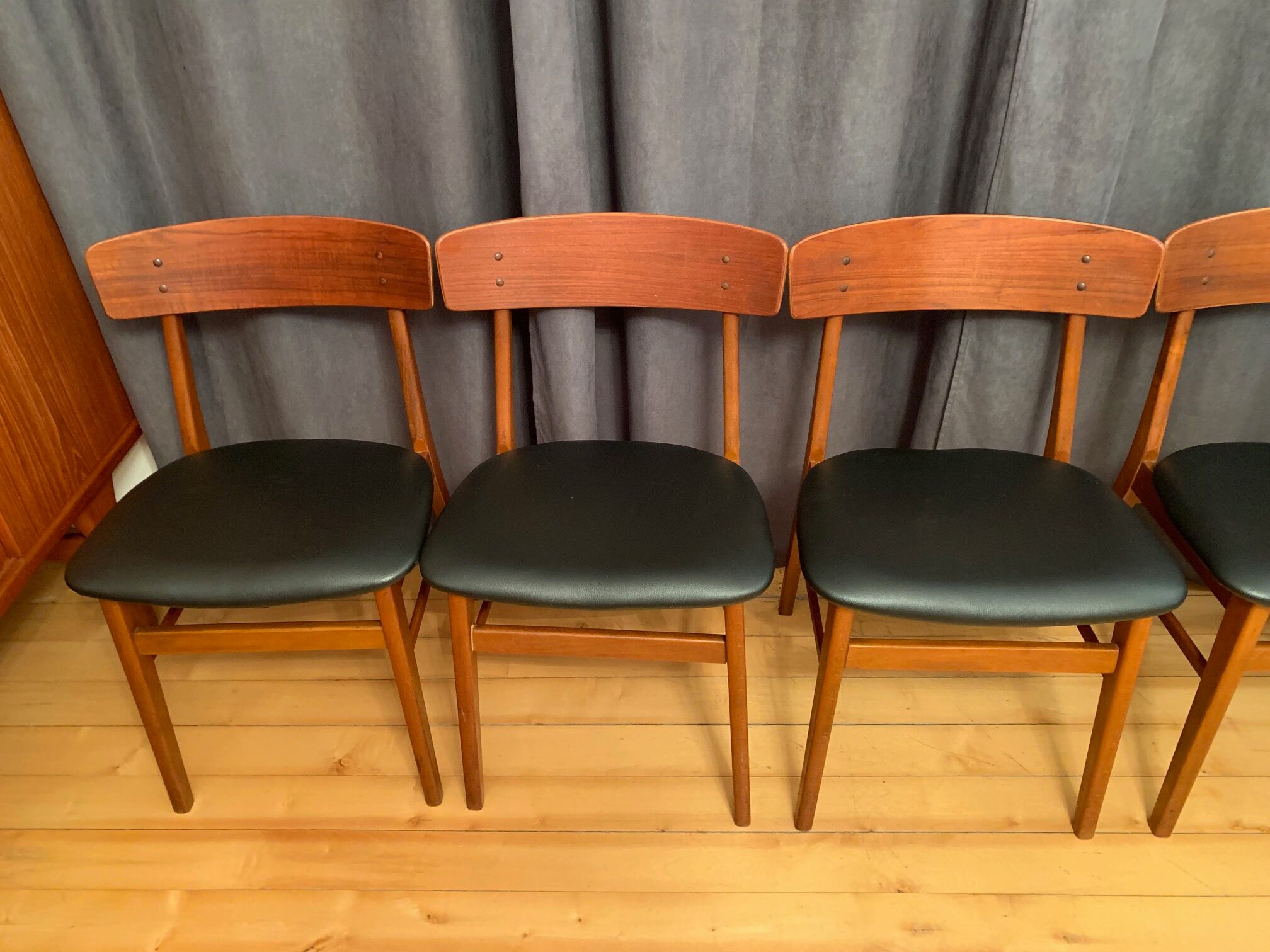 Ensemble de six chaises de style Børge Mogensen Farstrup, Danemark, années 1960.