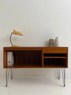 meuble hifi vintage, vinyls ou cahiers A4