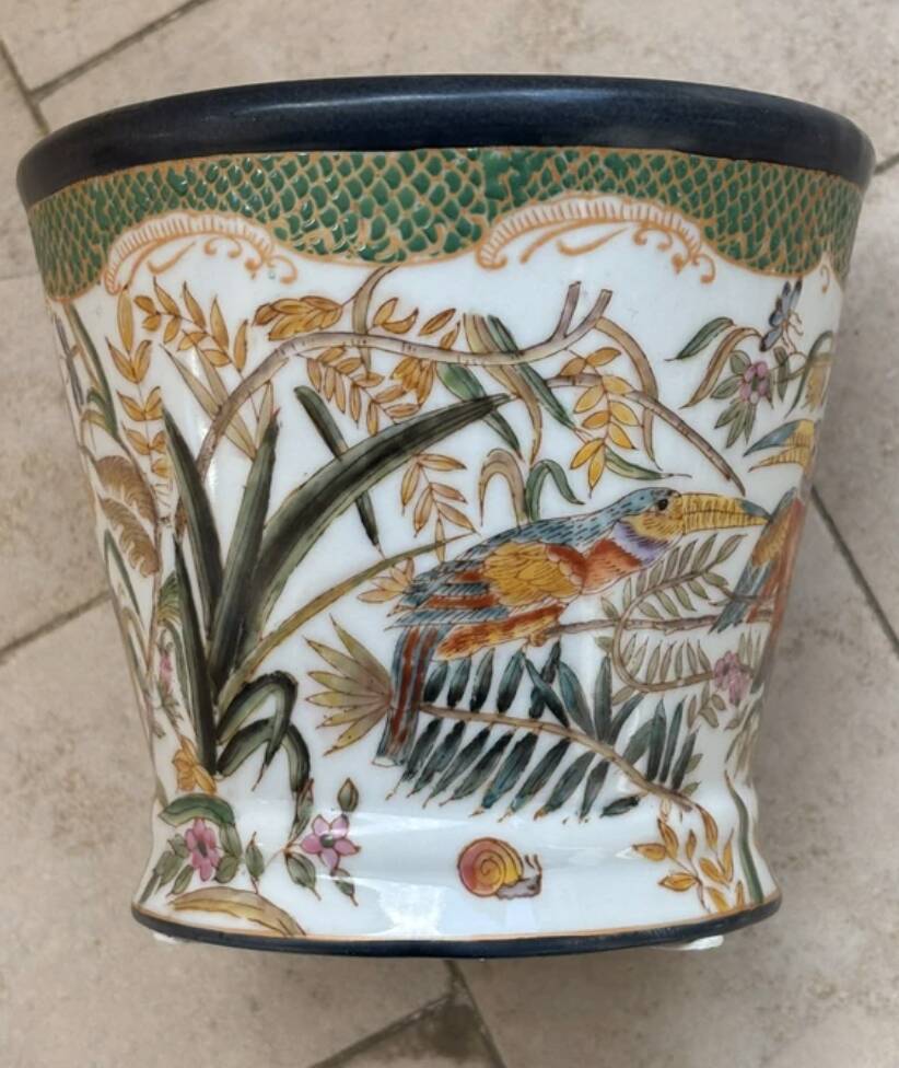 Cache-pot / planter in porcelain, hand-painted naturalistic decoration.