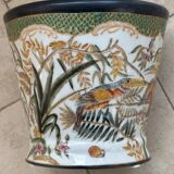 Cache-pot / planter in porcelain, hand-painted naturalistic decoration.