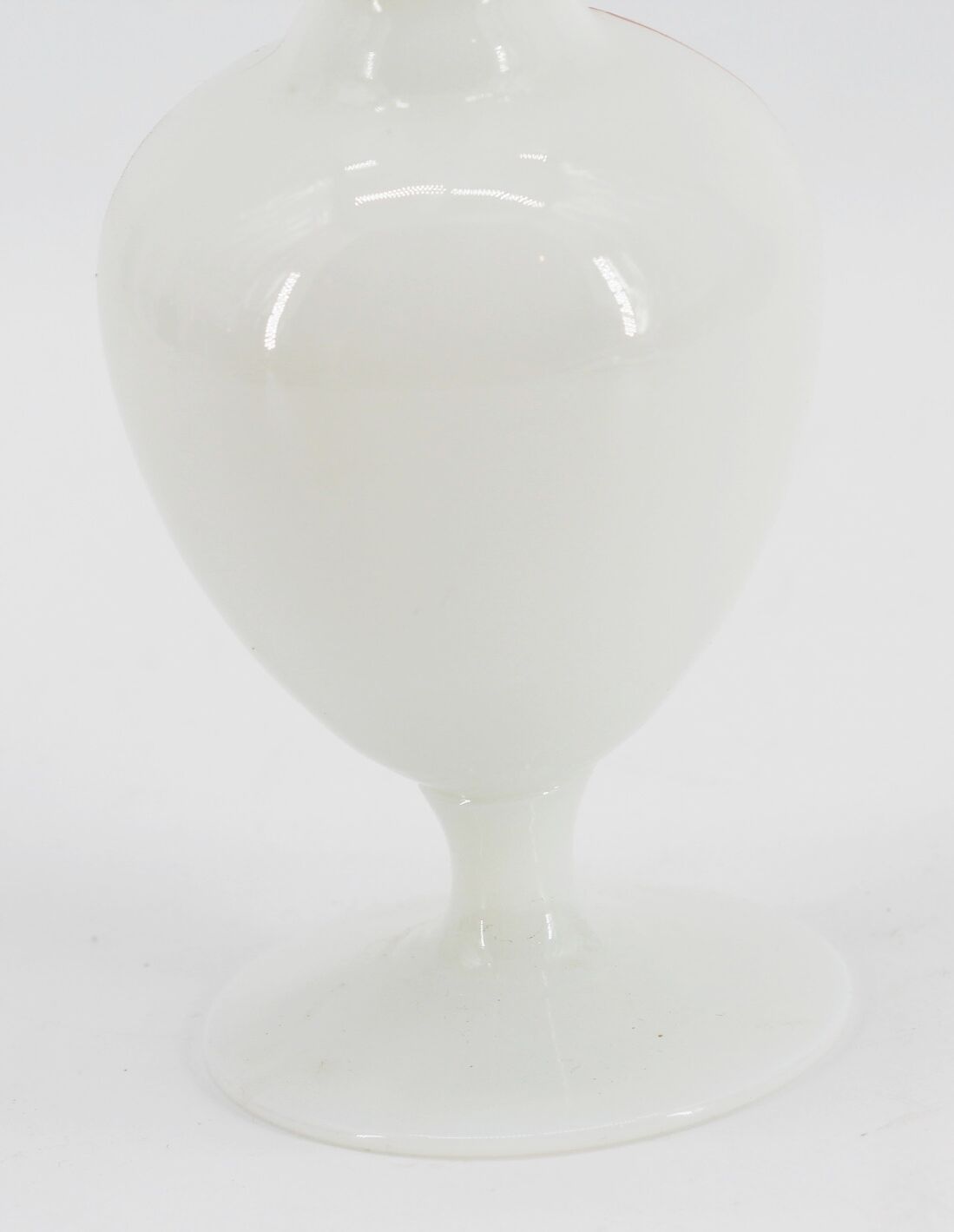 Vase in white opaline flowers