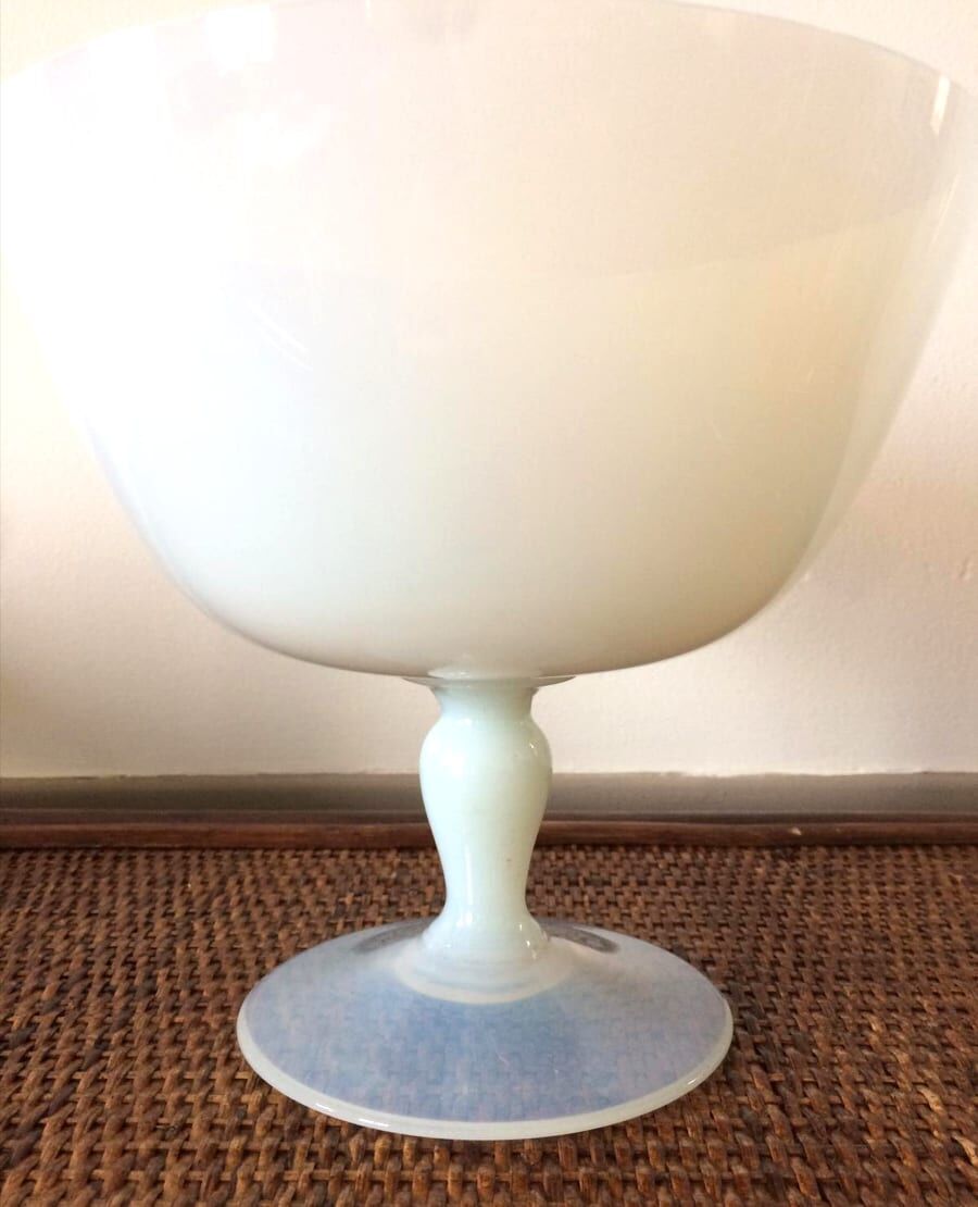 Coupe en opaline piédouche