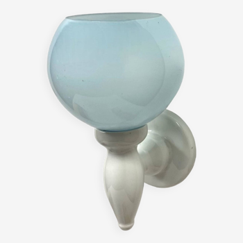 Applique en porcelaine et globe en verre opaline bleu vintage décoration