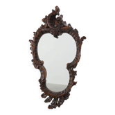 Miroir en bois sculpté de style rococo avec verre en forme de cartouche, Italie