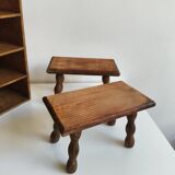 Paire de tabourets, repose-pieds en bois tourné massif