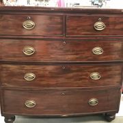 English chest from the early 18th century, mahogany veneer.