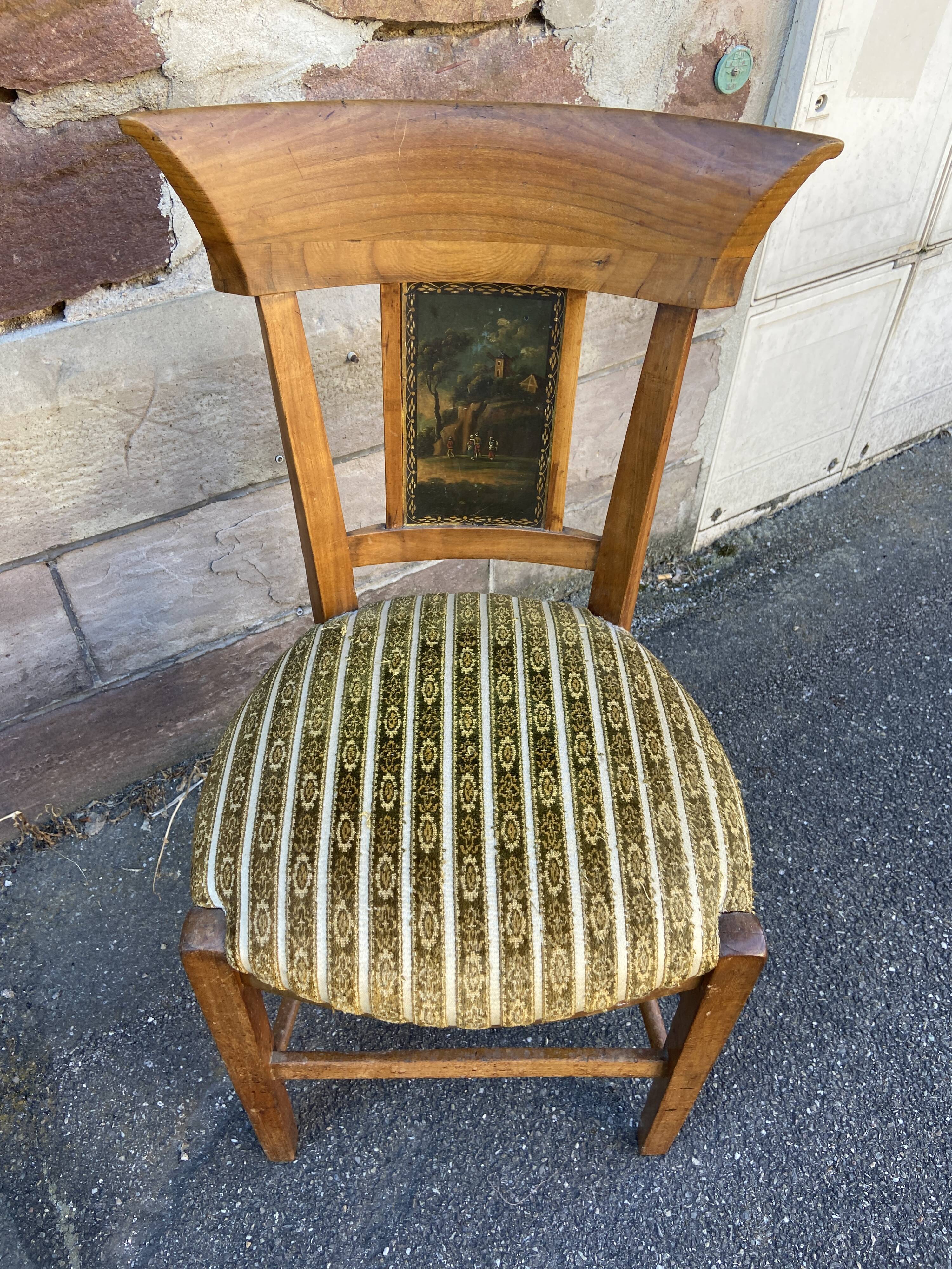 Chaise d'epoque directoire à décor peint dans le dossier