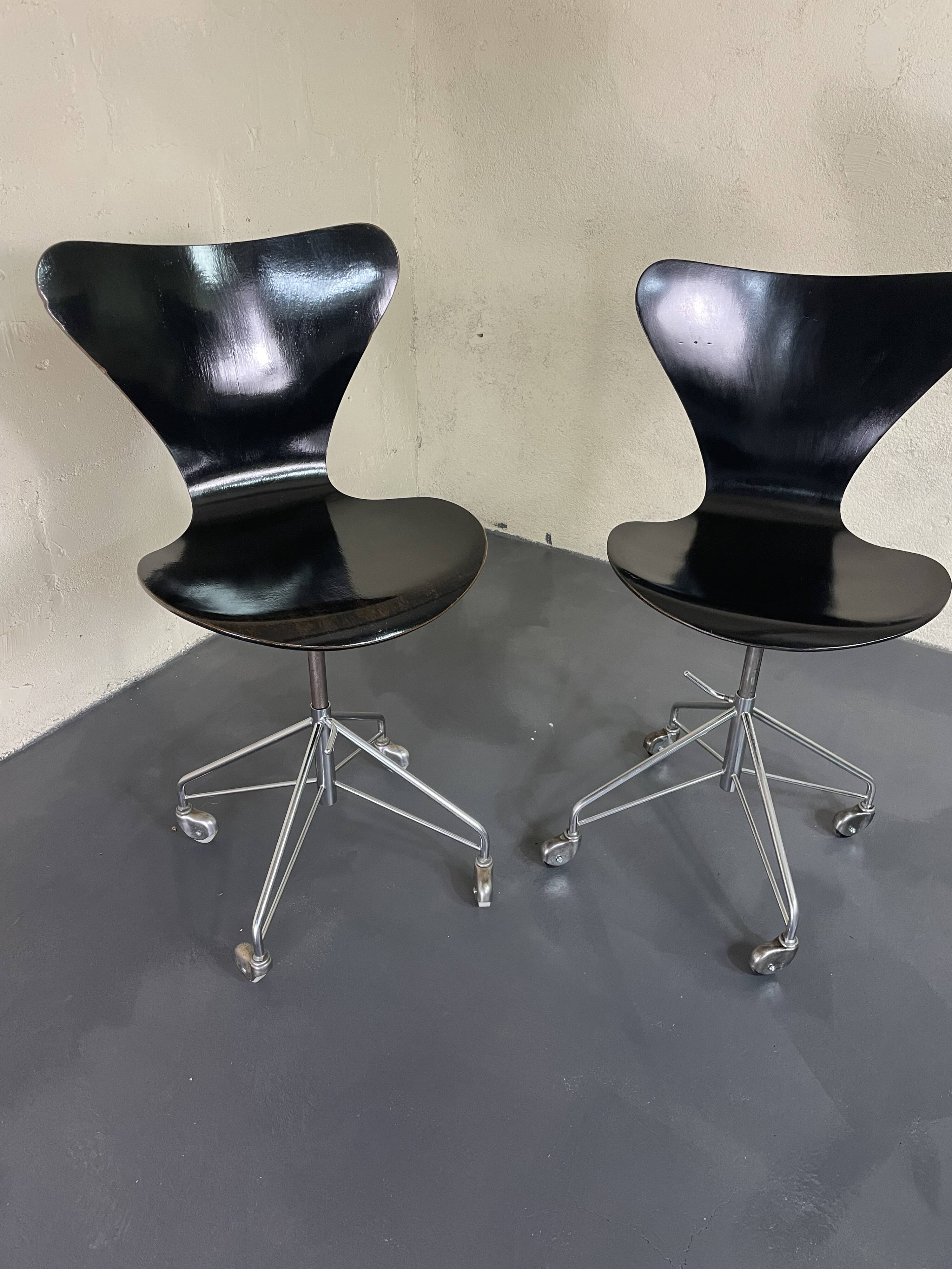 Pair of office chairs by Arne Jacobsen for Fritz Hansen (circa 1955)