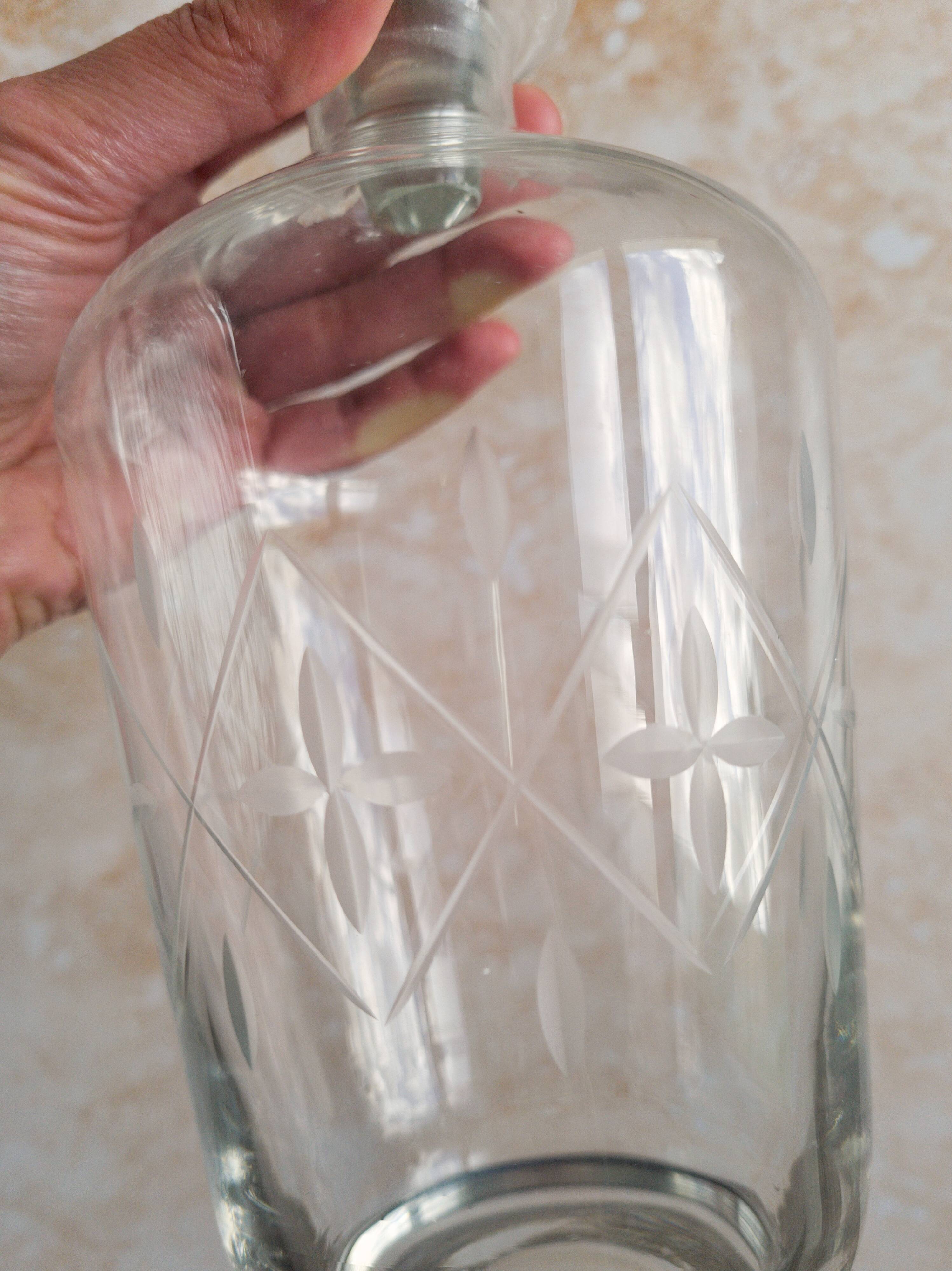 Carafe début XXème siècle ciselé et gravé, bouchon facetté